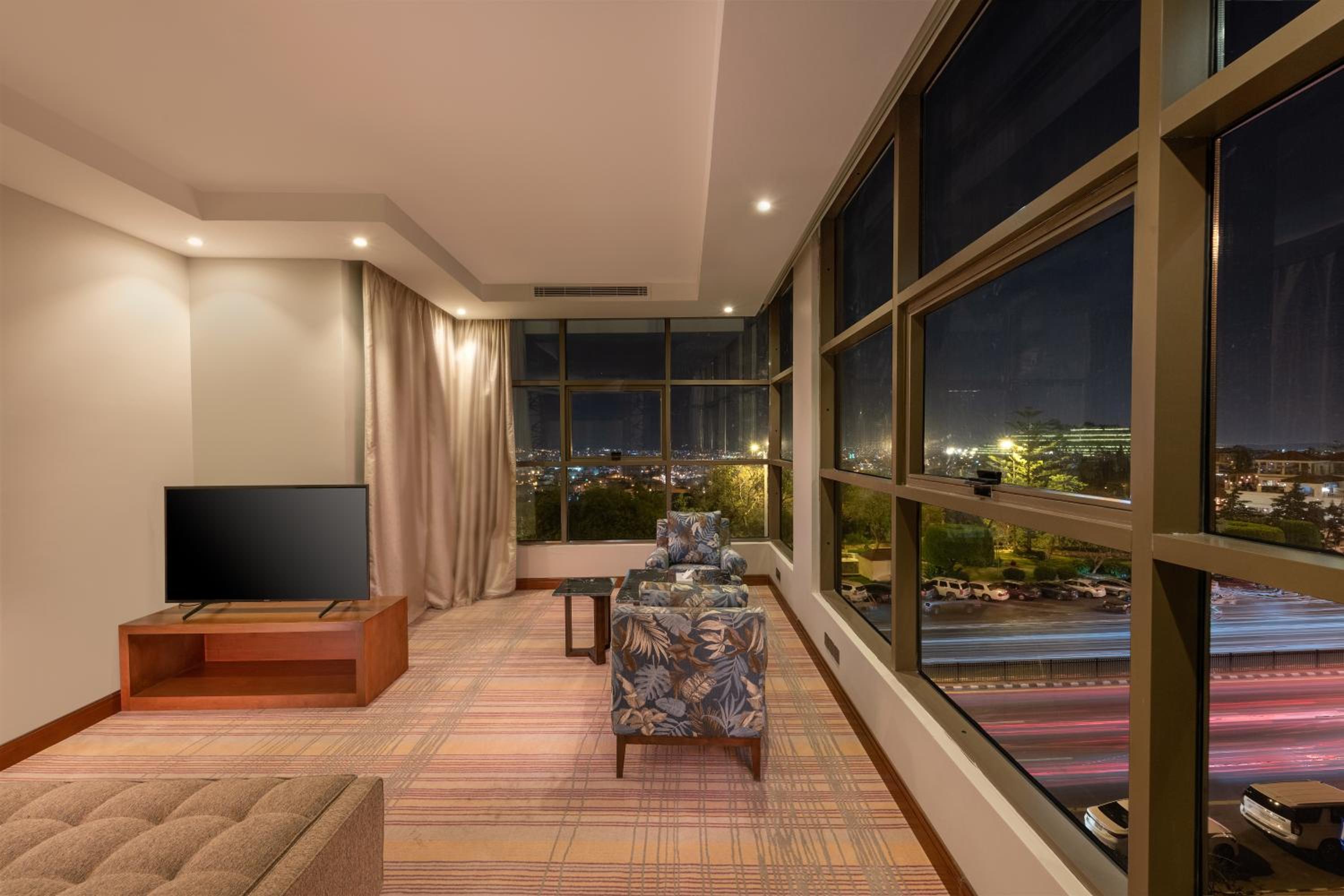 Queen Suite - Photo 1