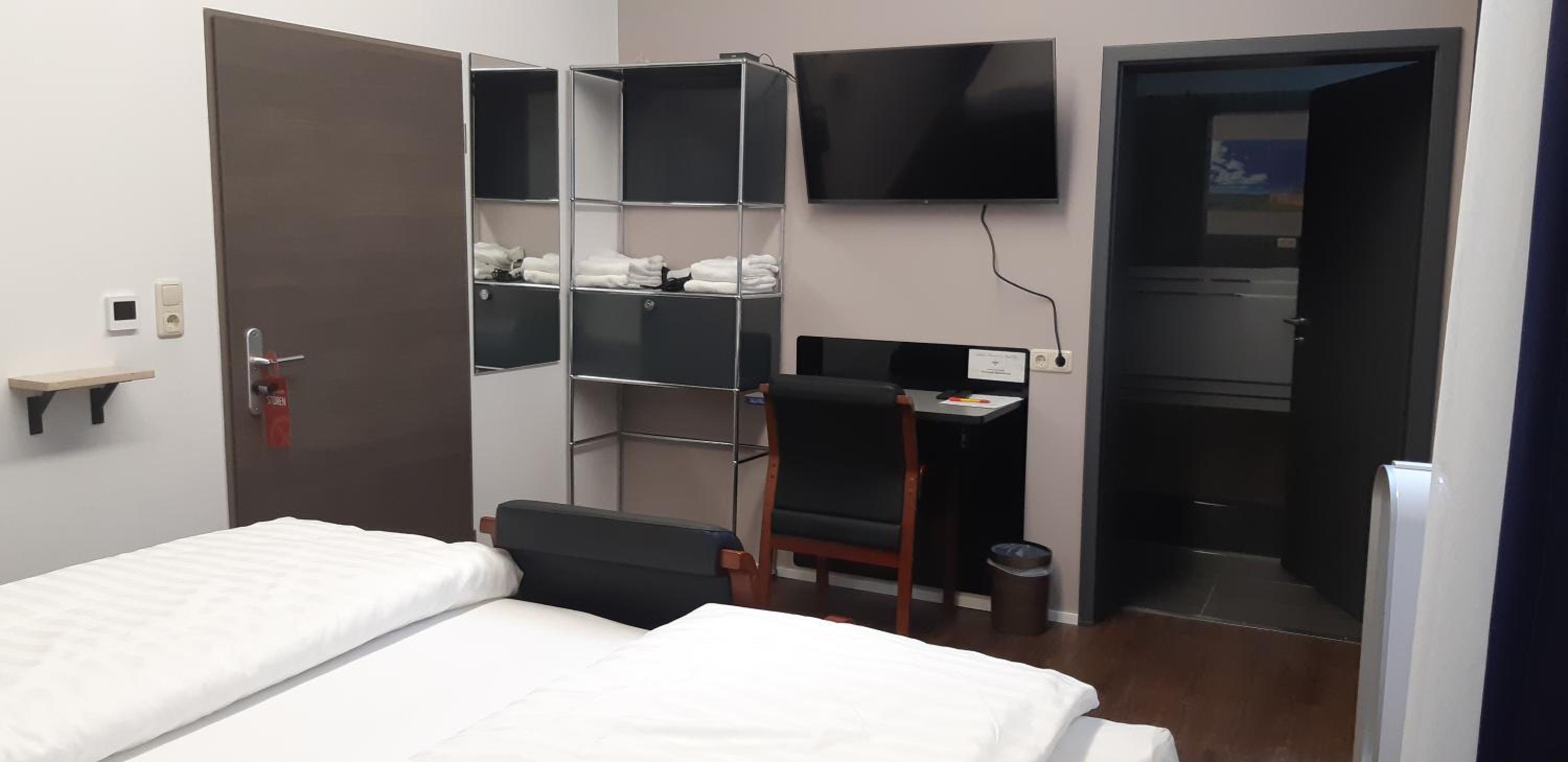 Double Room with Private Bathroom - Photo 8