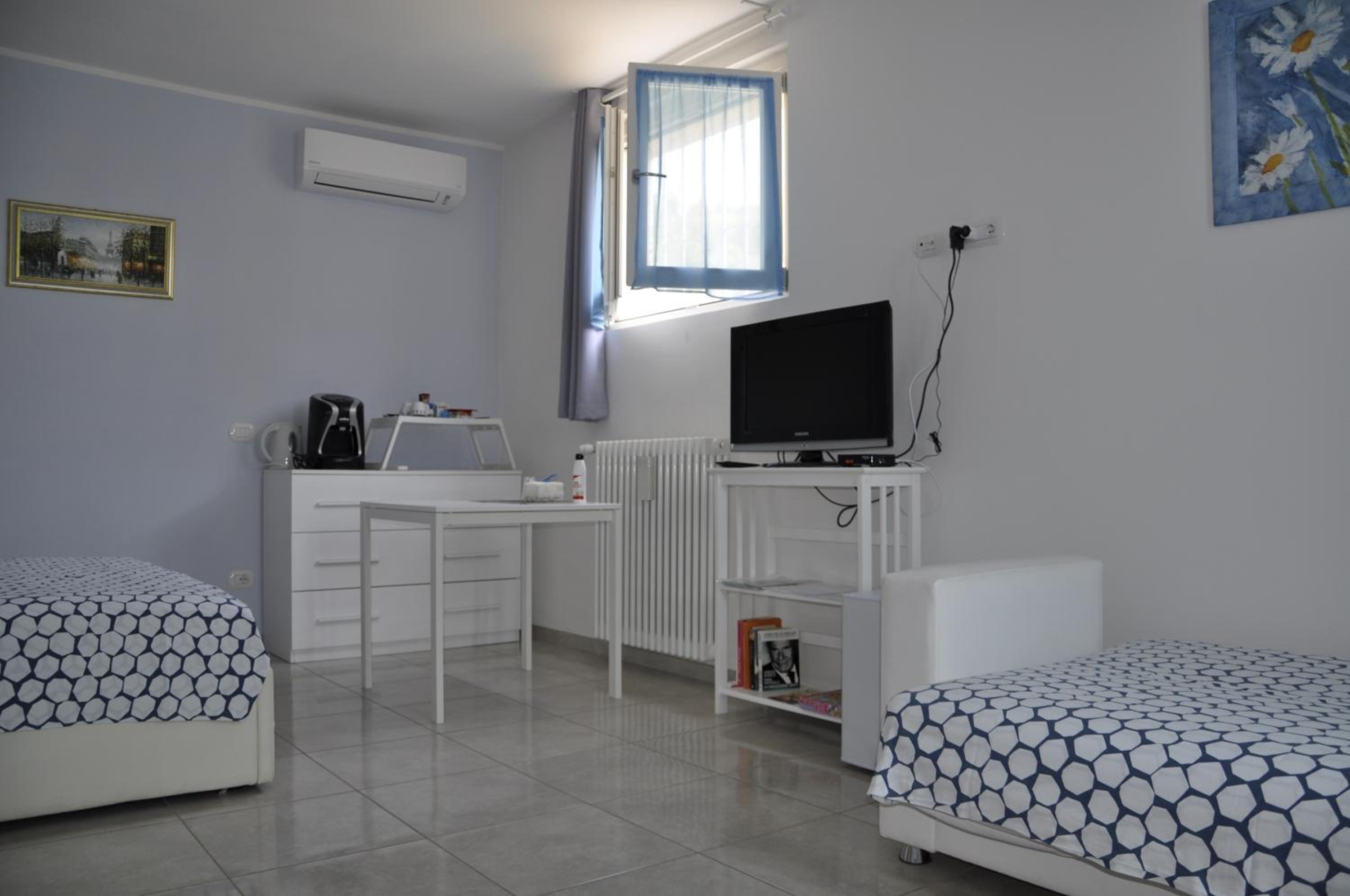 Triple Room with Private Bathroom photo 2
