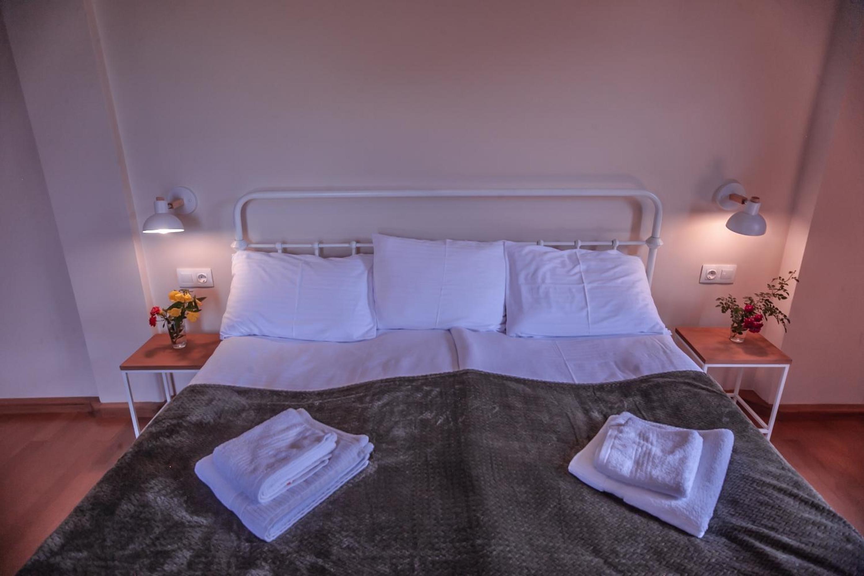 Deluxe Double Room with Balcony - Photo 7