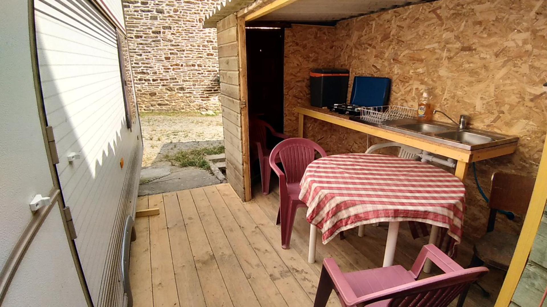 Caravan with Shared Bathroom photo 2