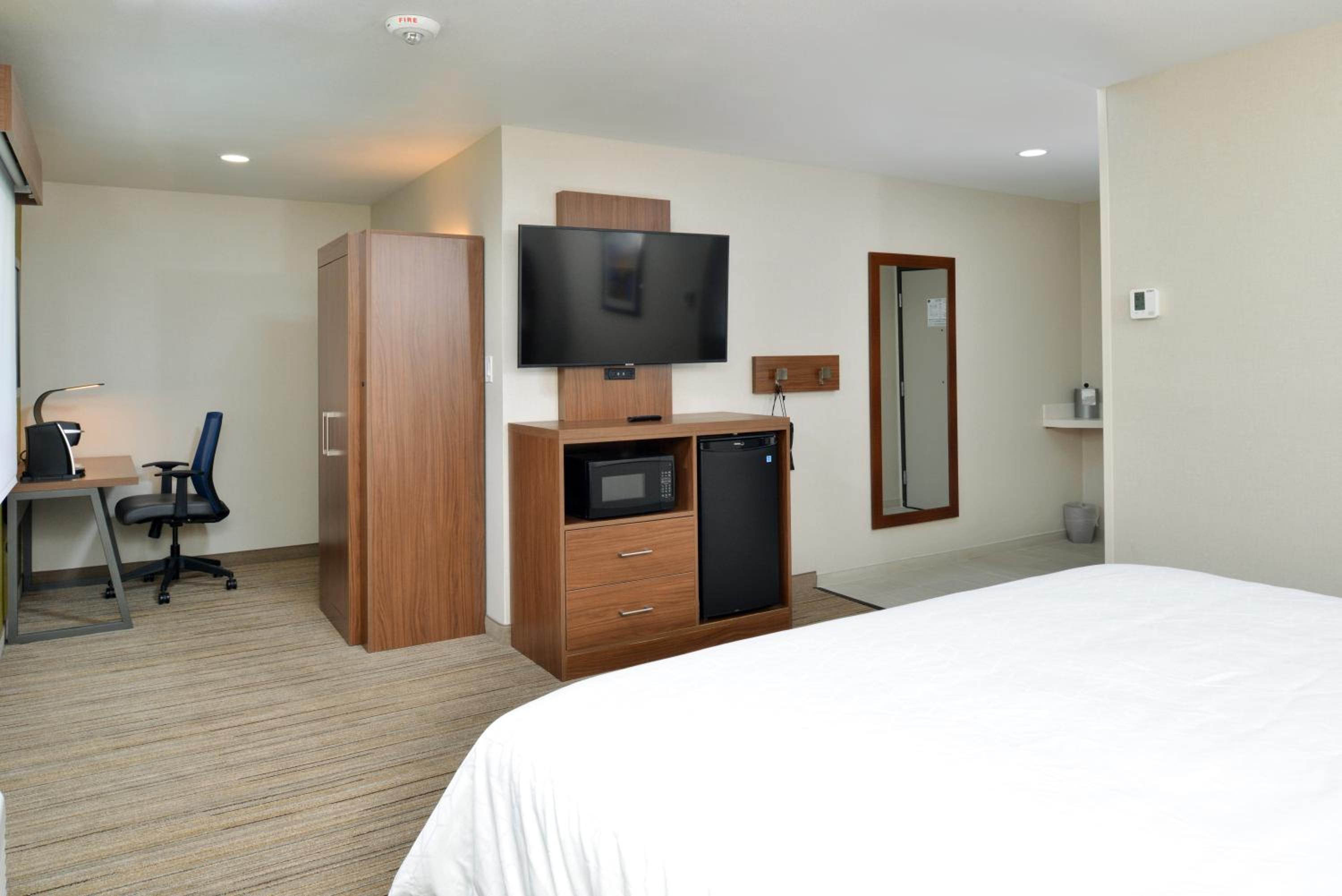 Standard King Room with Mobility Accessible Roll-In Shower - Photo 4