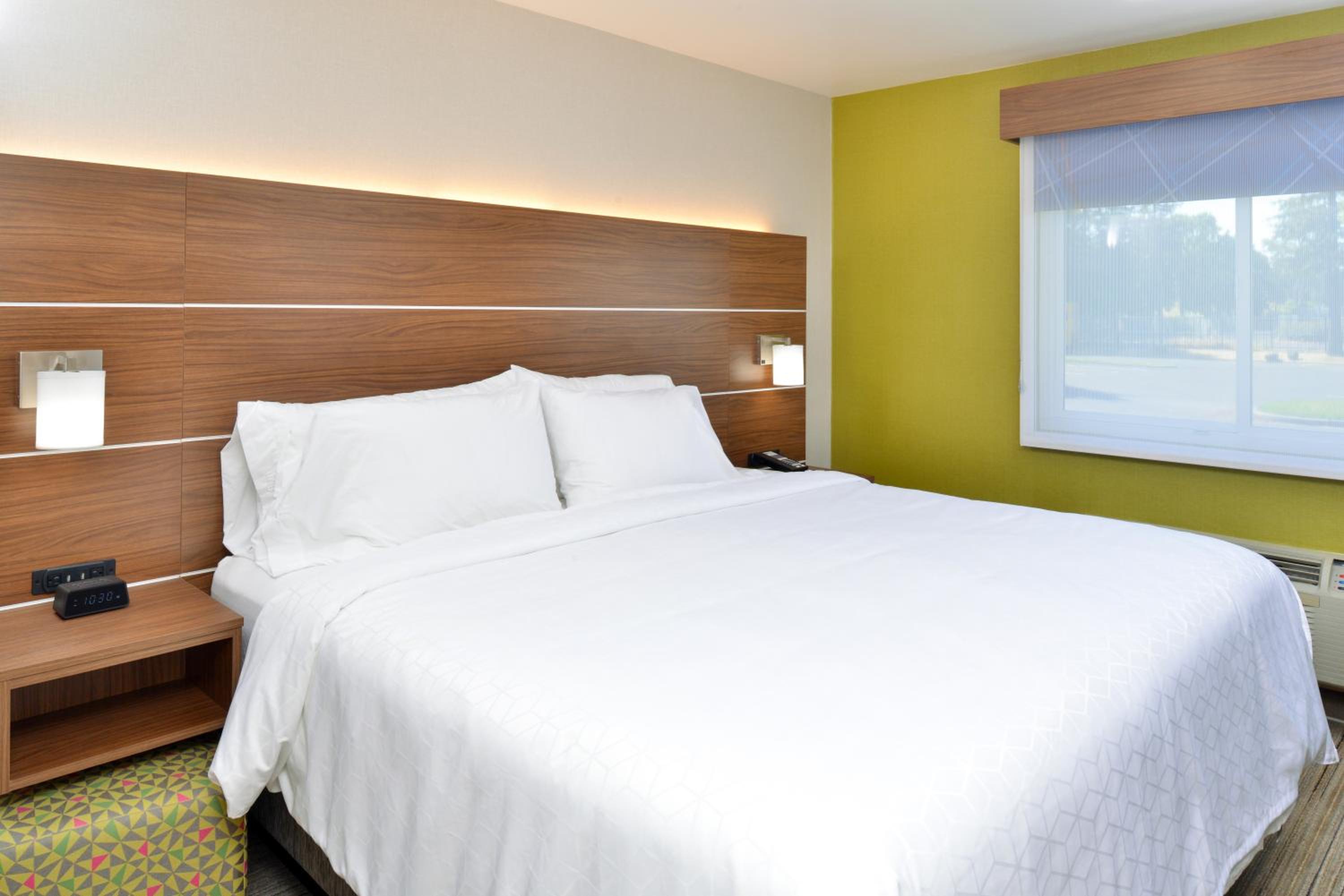 Standard King Room - Photo 9