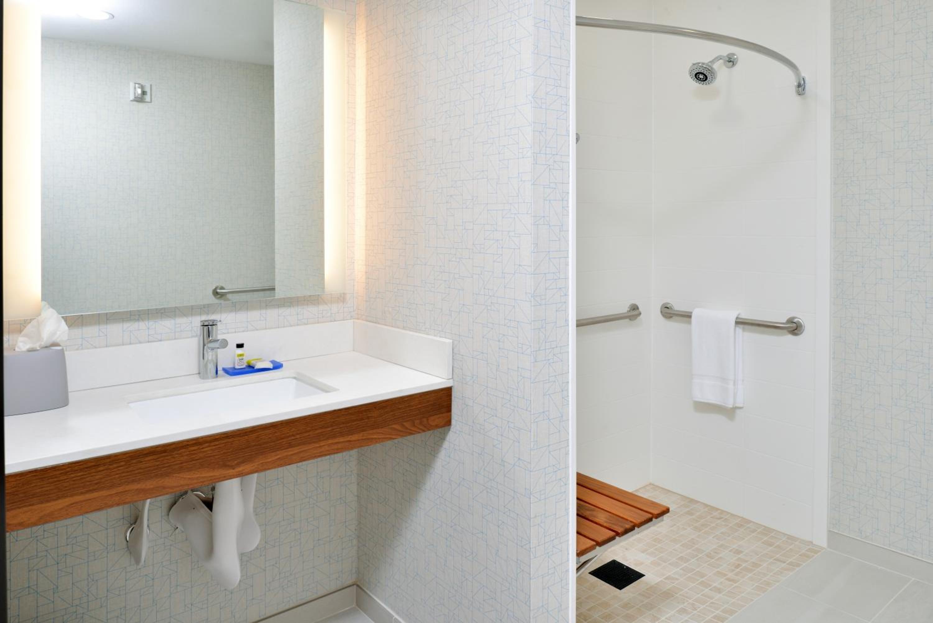 Standard King Room with Mobility Accessible Roll-In Shower - Photo 2