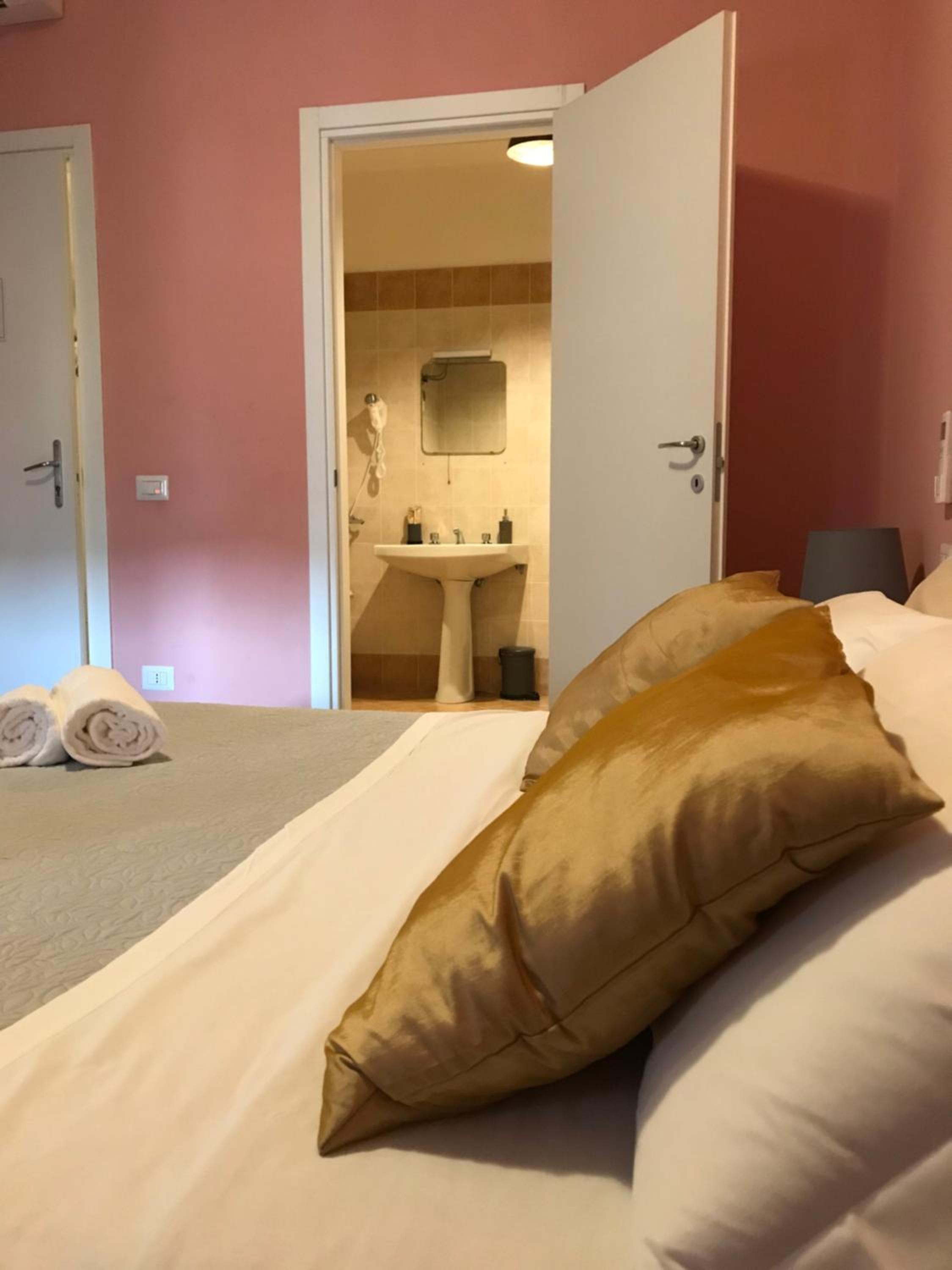 Double Room with Private Bathroom - Photo 2