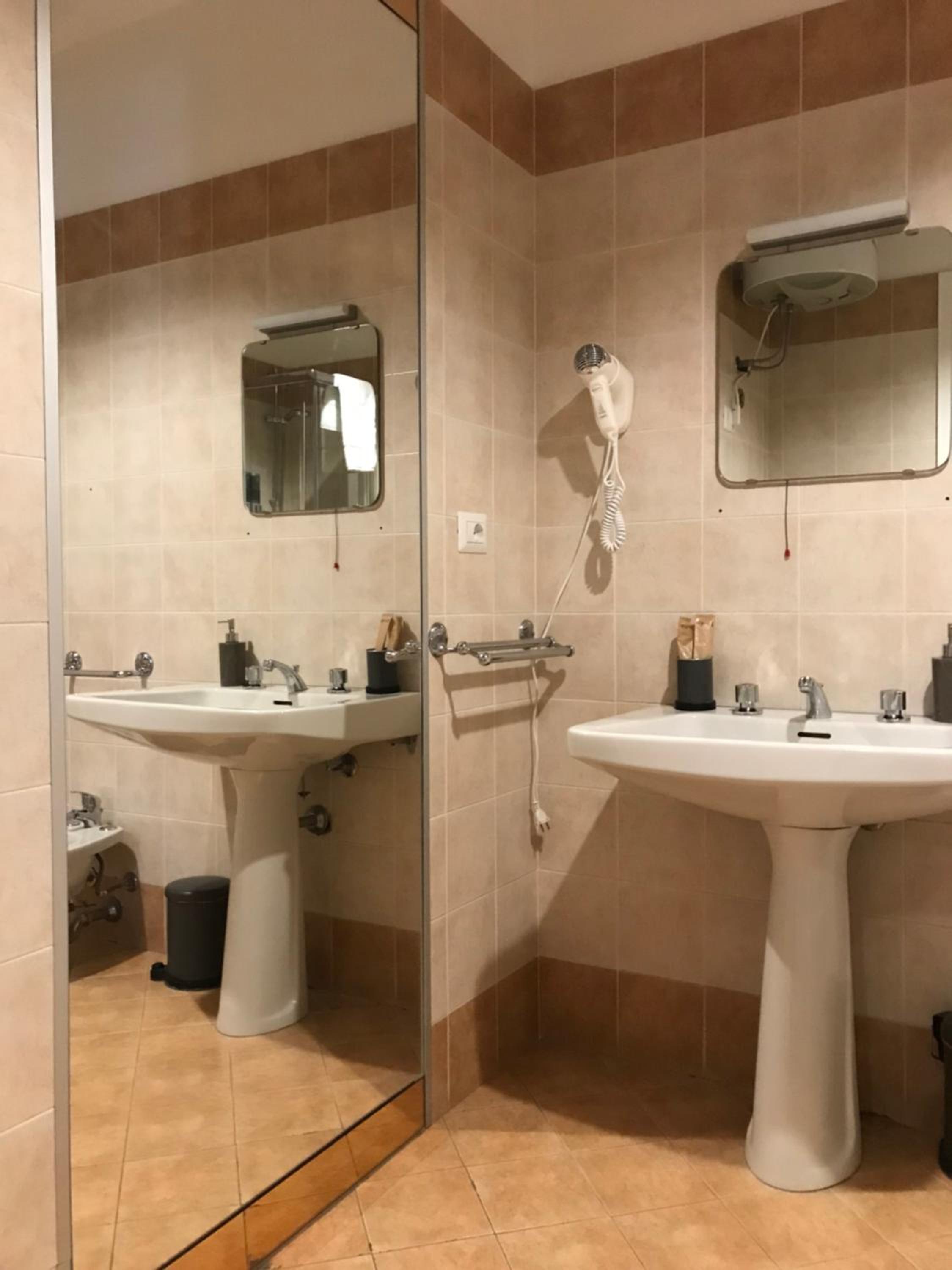 Double Room with Private Bathroom - Photo 4