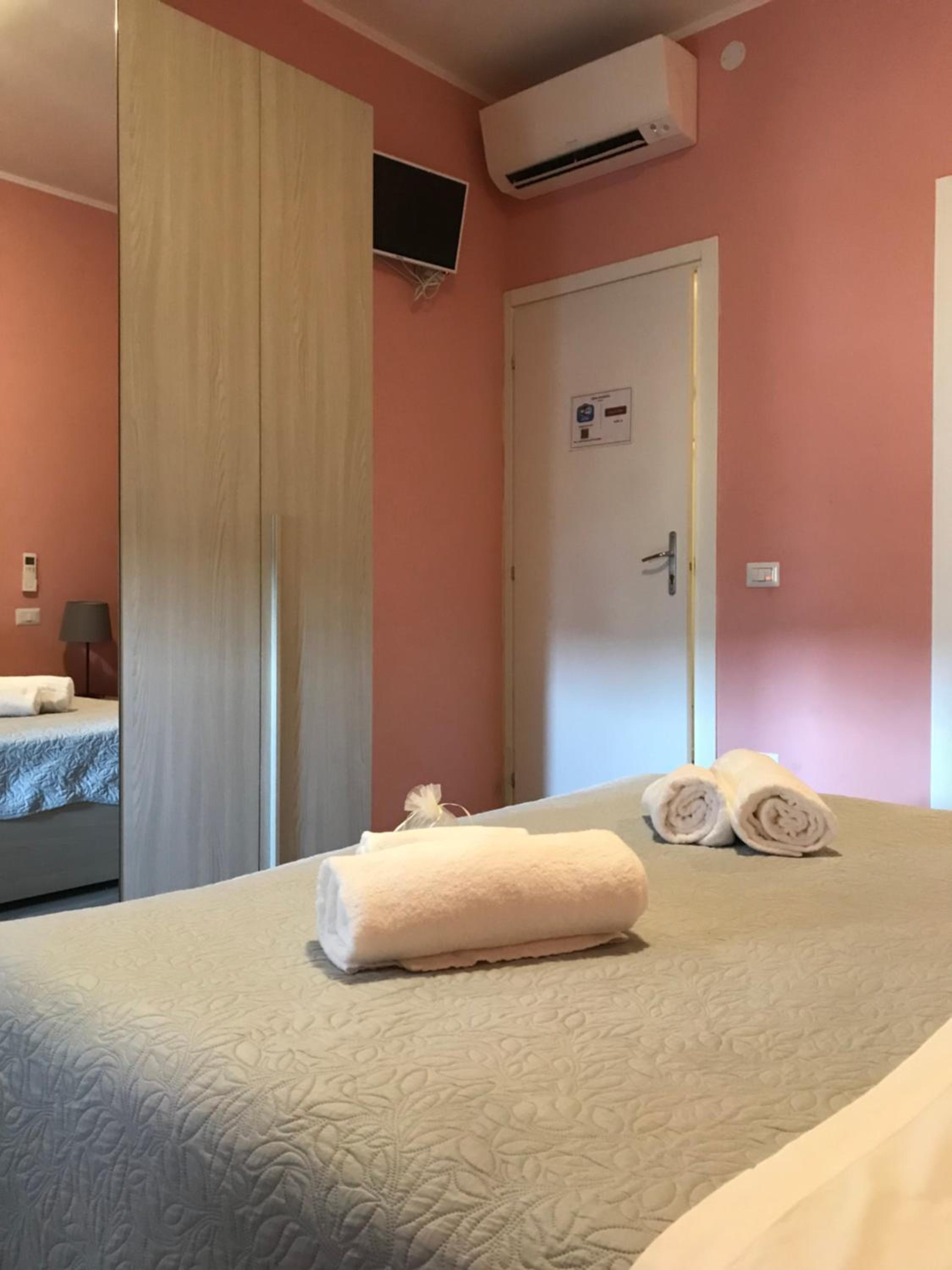 Double Room with Private Bathroom - Photo 10
