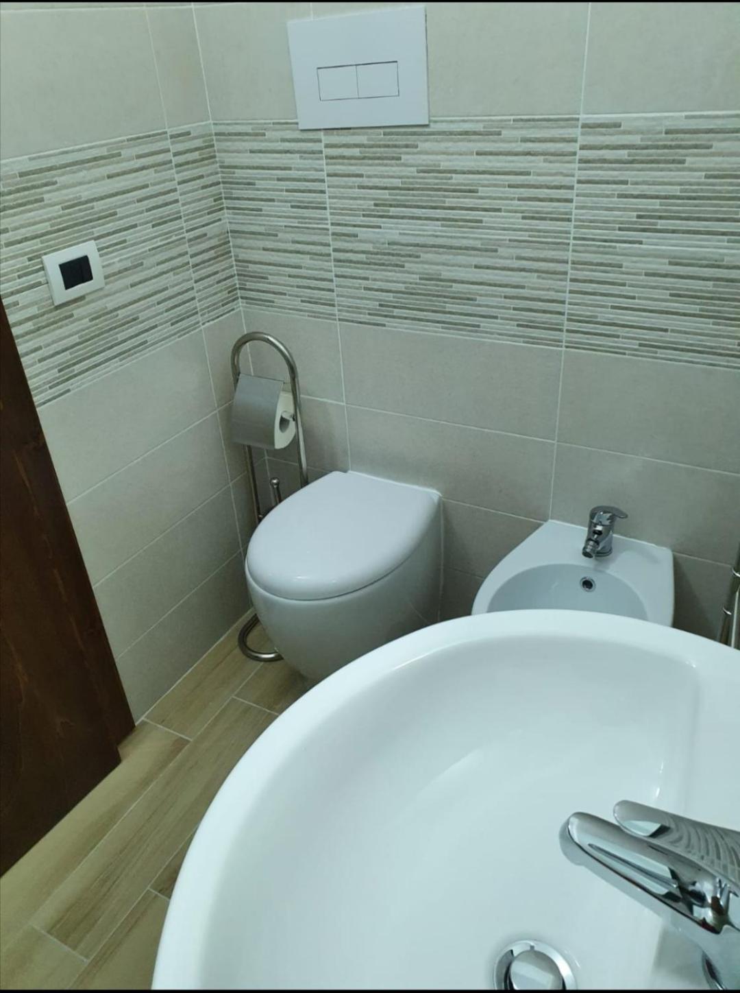 Apartment with Balcony - Photo 4