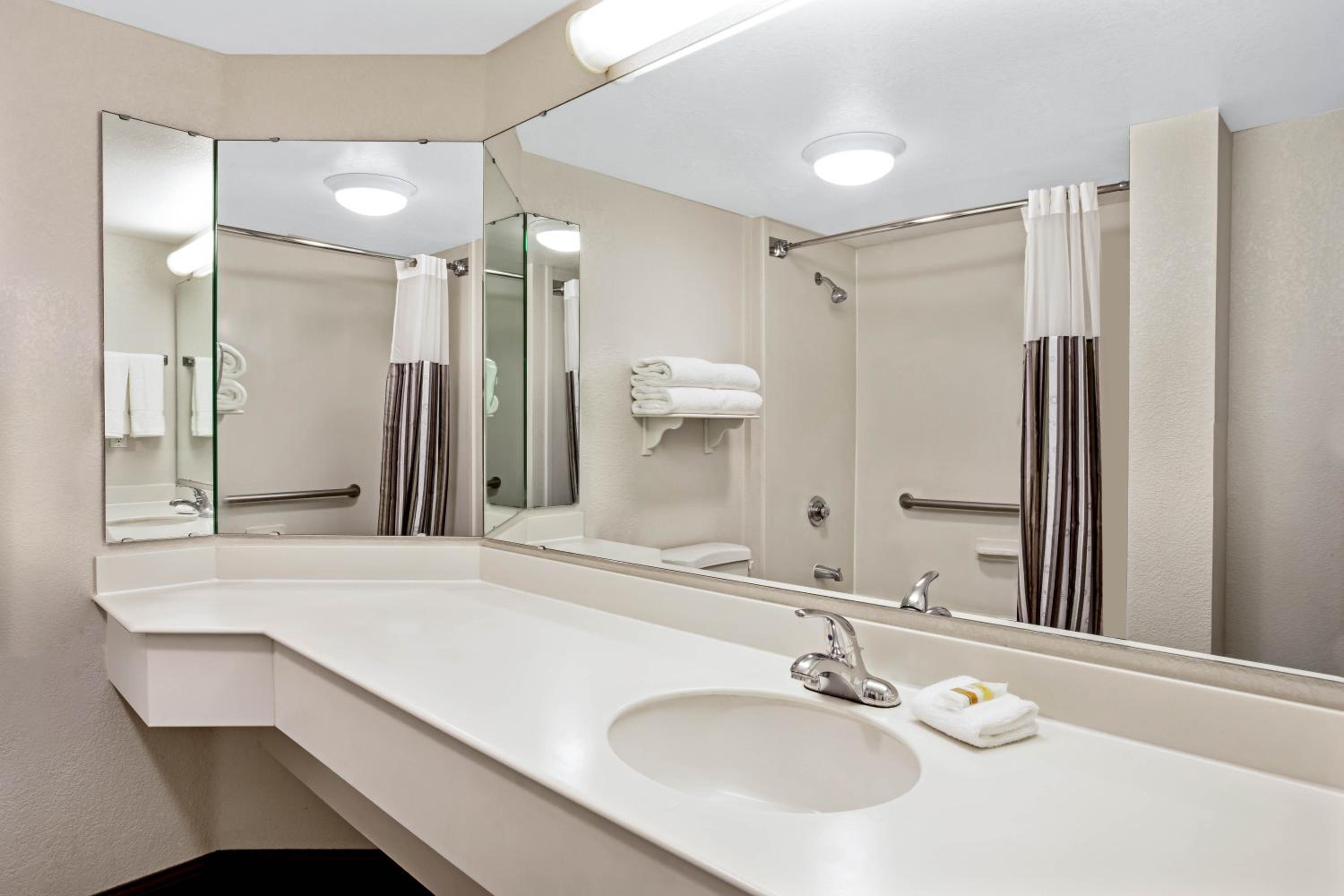 Double Room with Two Double Beds - Exterior Hall/Non-Smoking - Photo 2