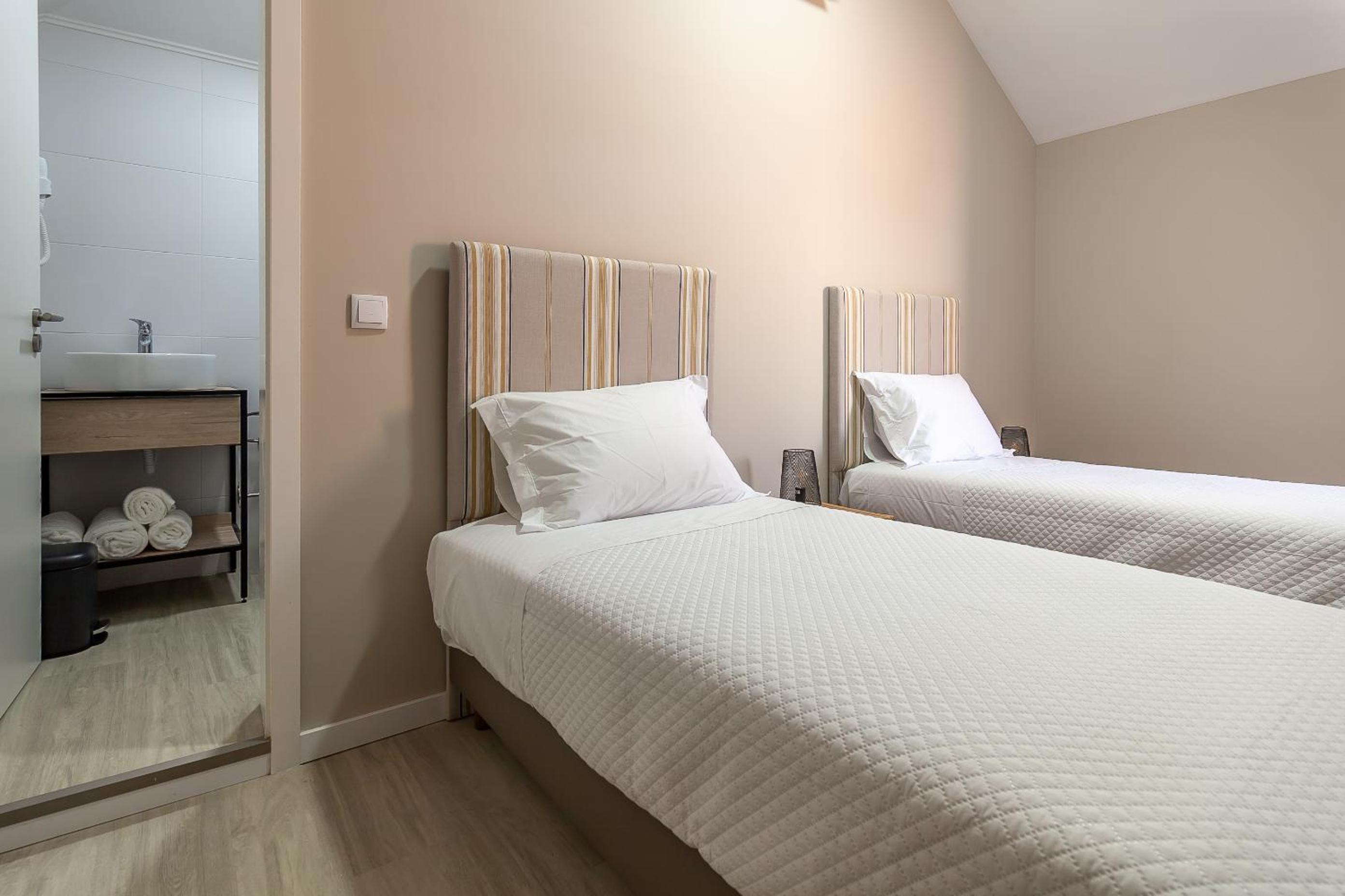 Twin Room with Shower - Photo 18