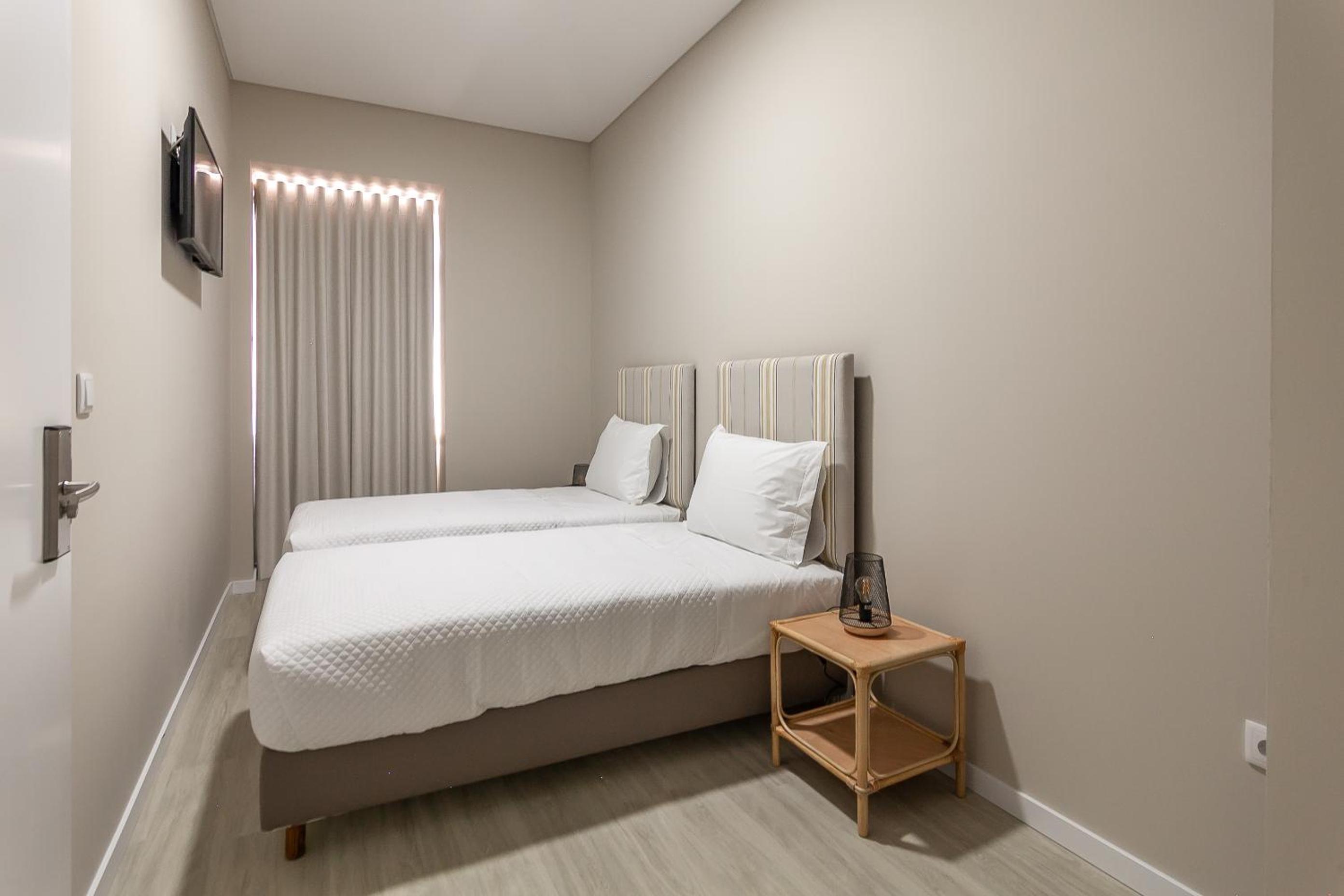 Twin Room with Shower - Photo 7
