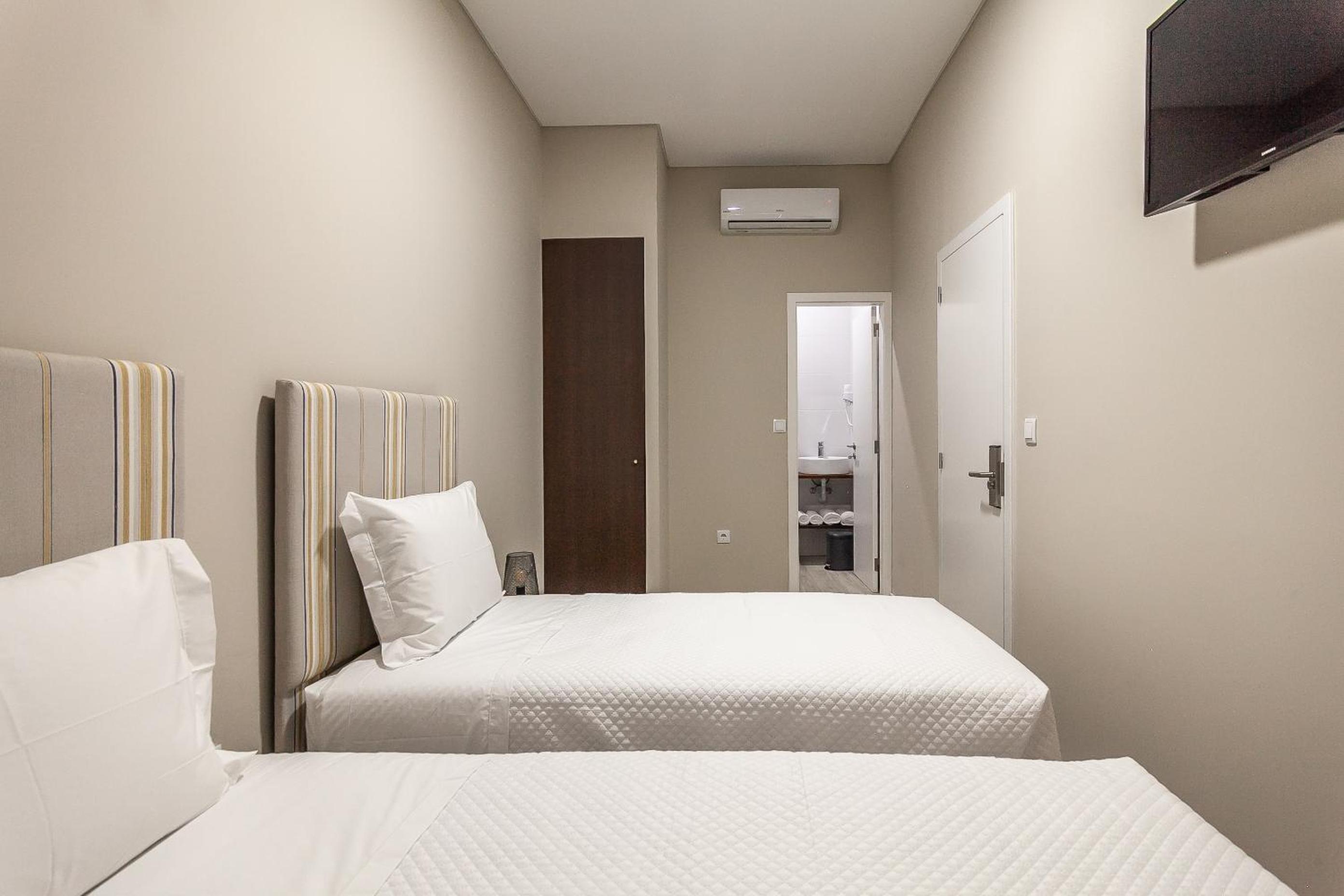 Twin Room with Shower - Photo 5