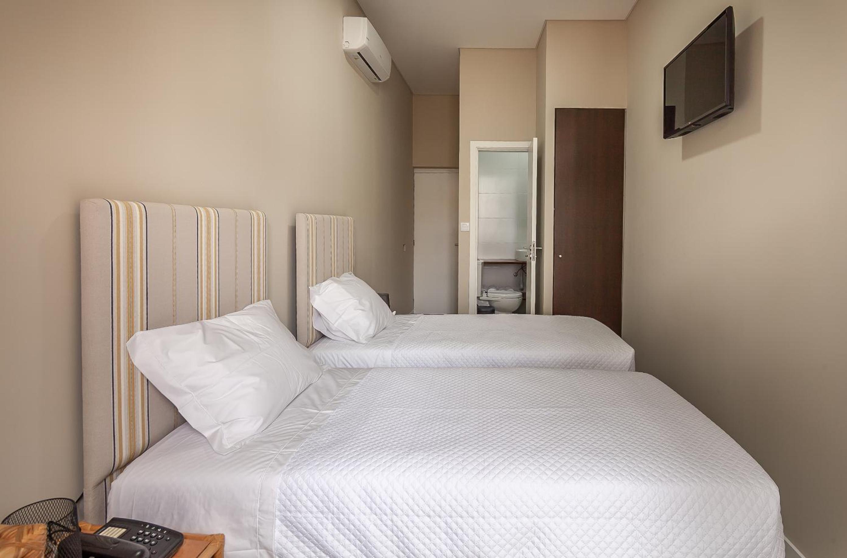 Twin Room with Shower - Photo 3
