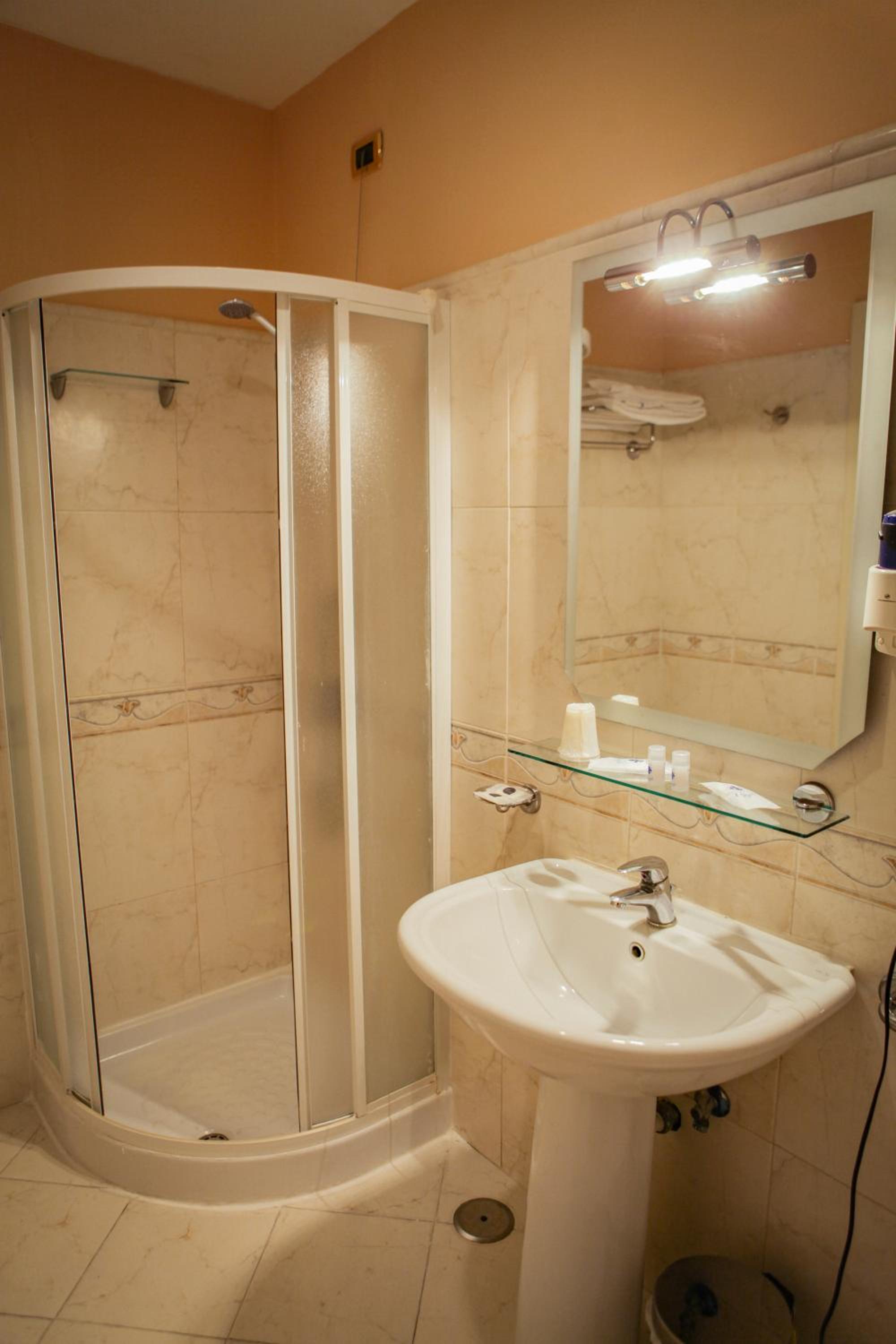 Standard Double Room - Photo 4