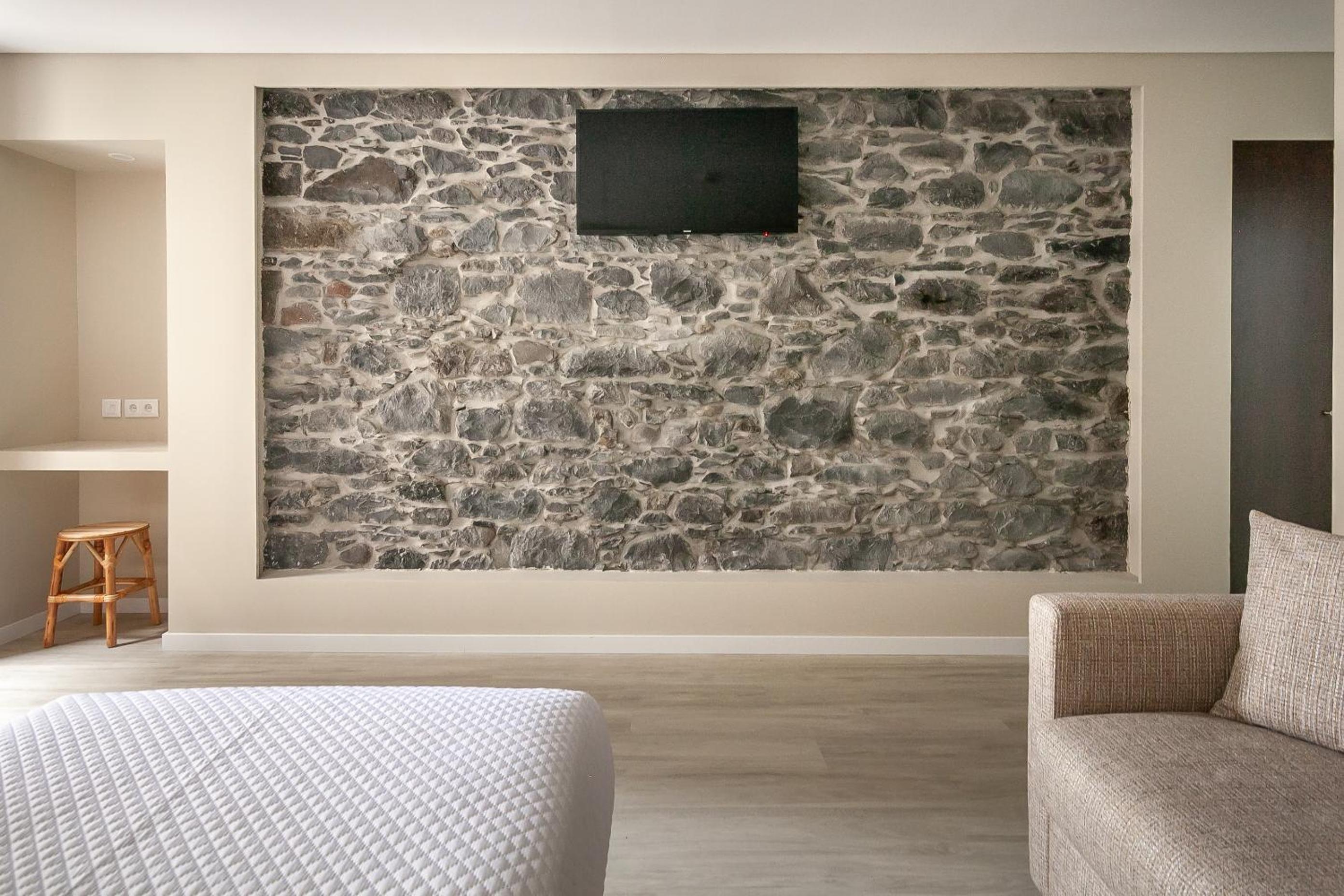 One-Bedroom Suite - Photo 4