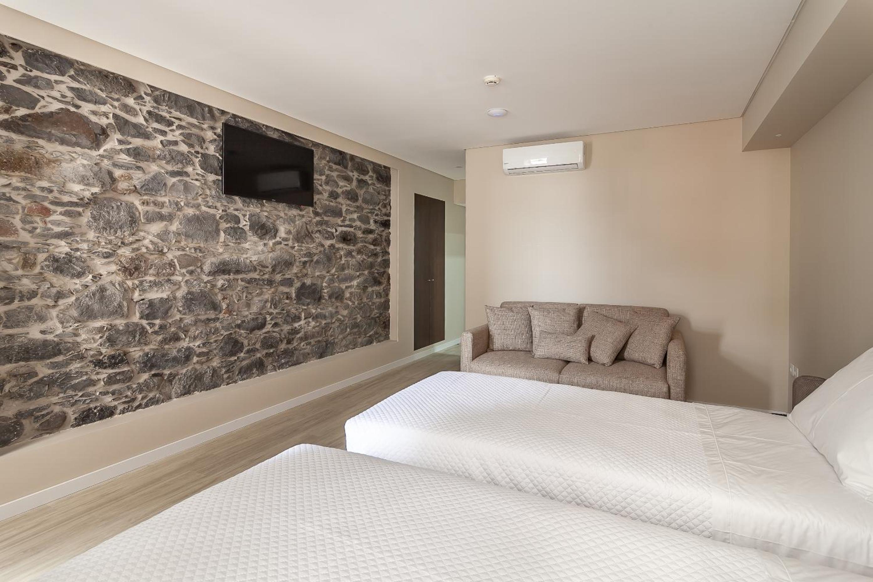 One-Bedroom Suite - Photo 3