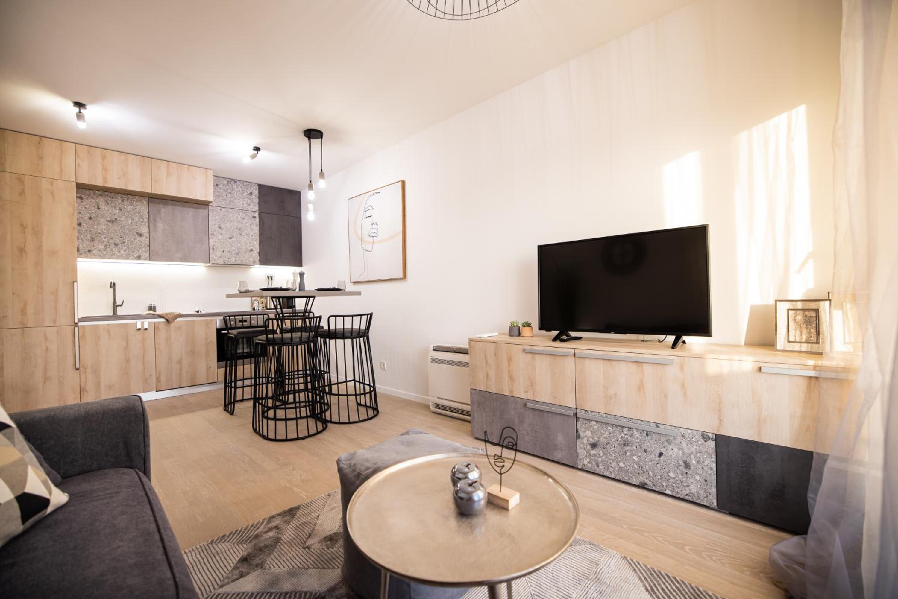 One-Bedroom Apartment with Terrance and Sea View photo 2