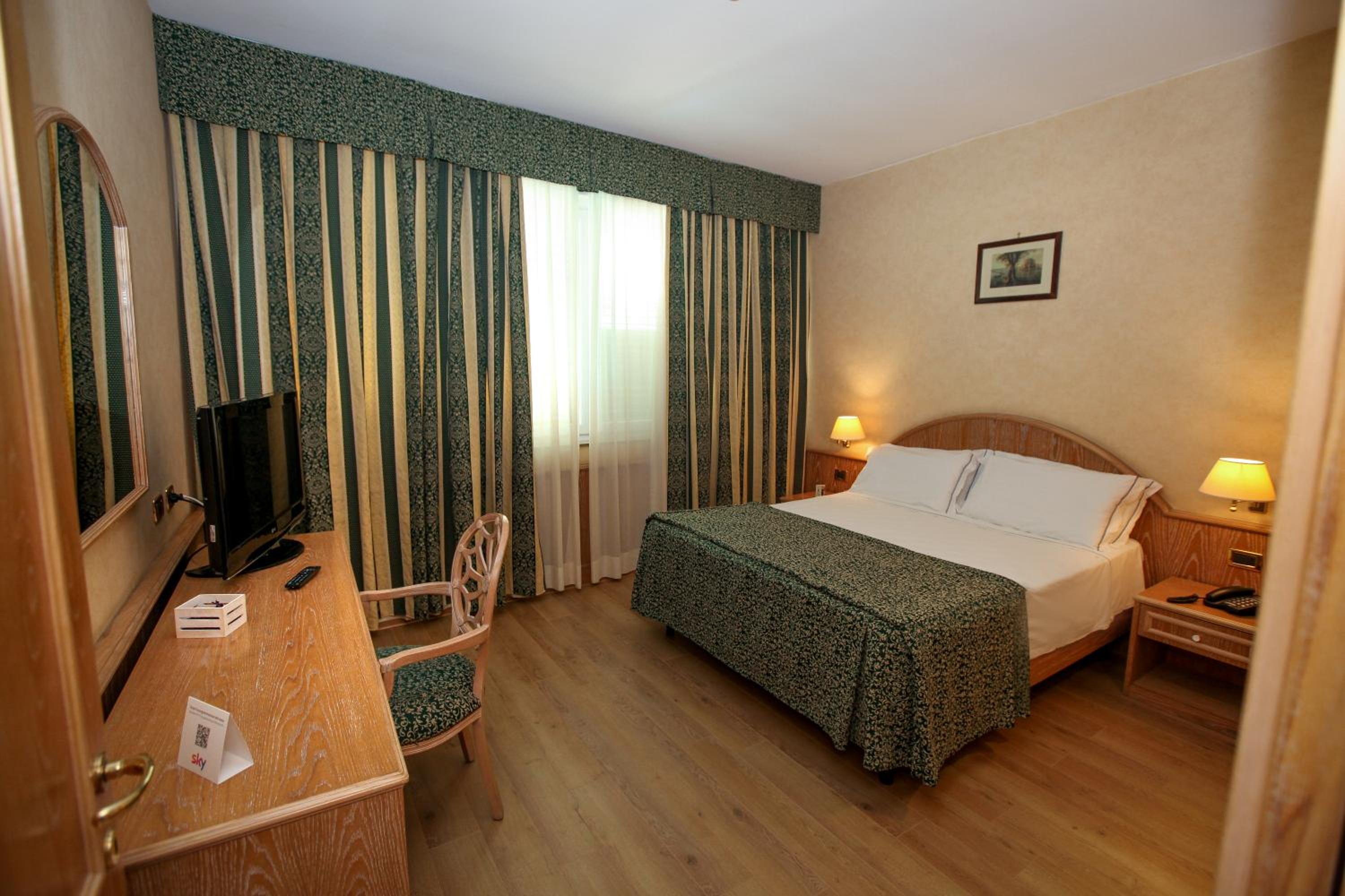 Deluxe Suite with Spa Bath - Photo 3