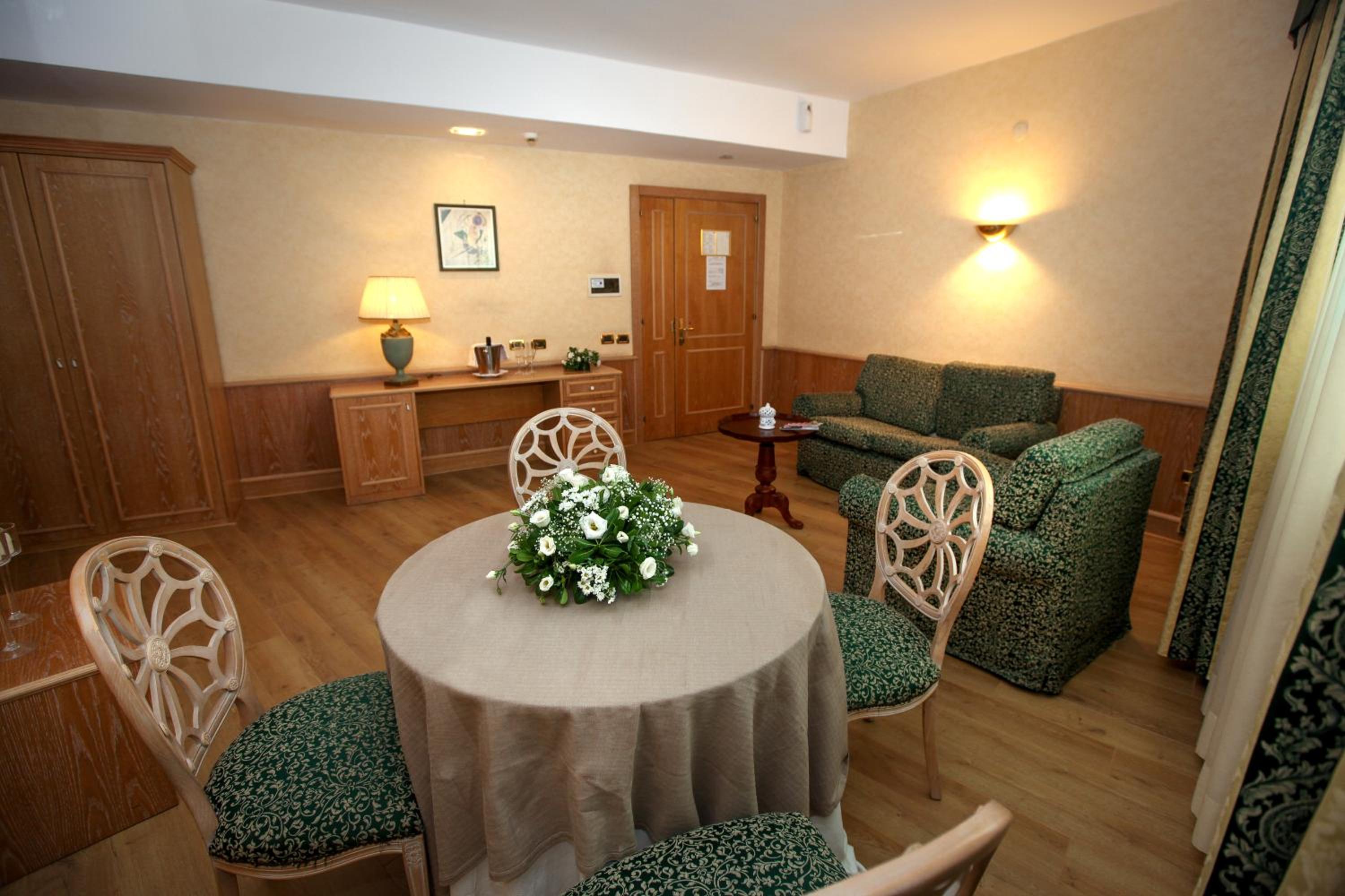 Deluxe Suite with Spa Bath - Photo 5
