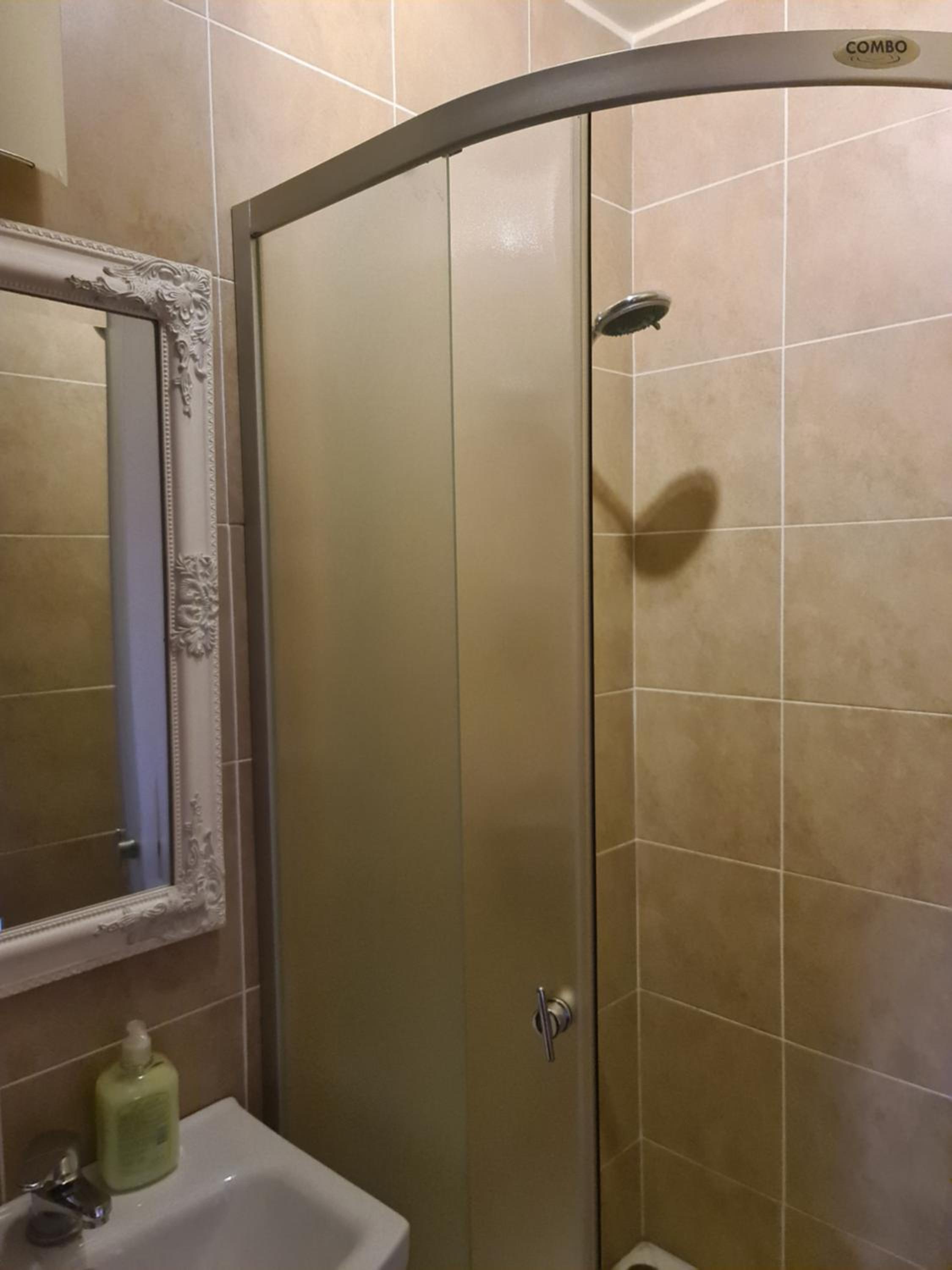 Large Double Room - Photo 5