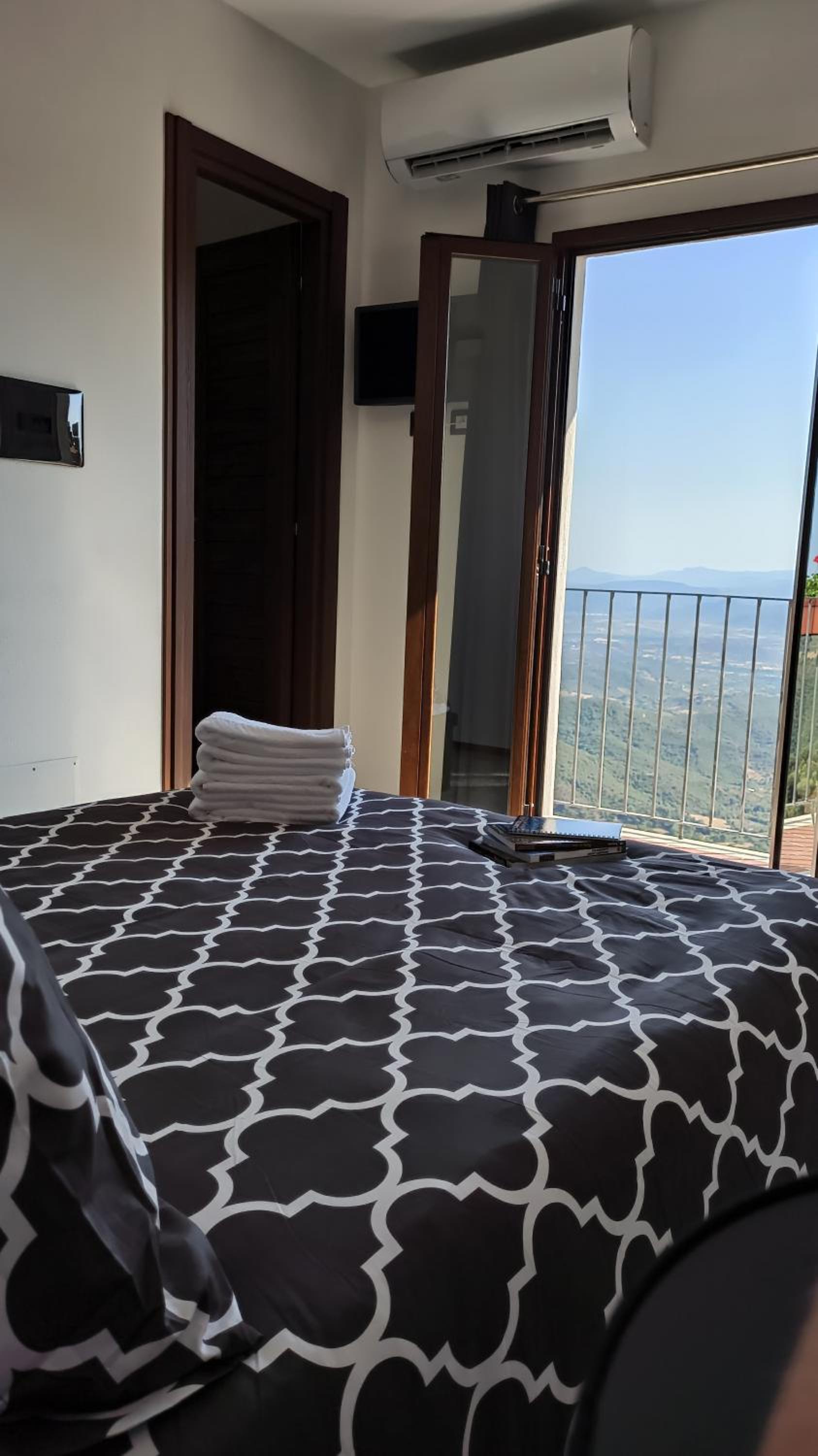 Double Room with Balcony - Photo 4