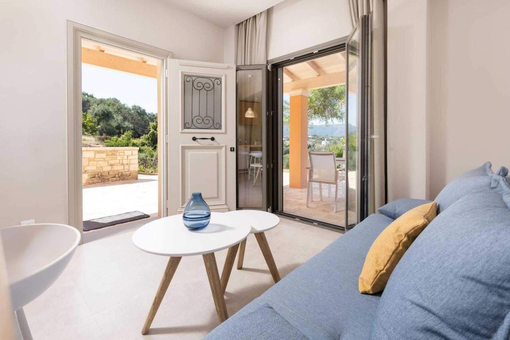 Queen Suite with Pool View - Photo 10