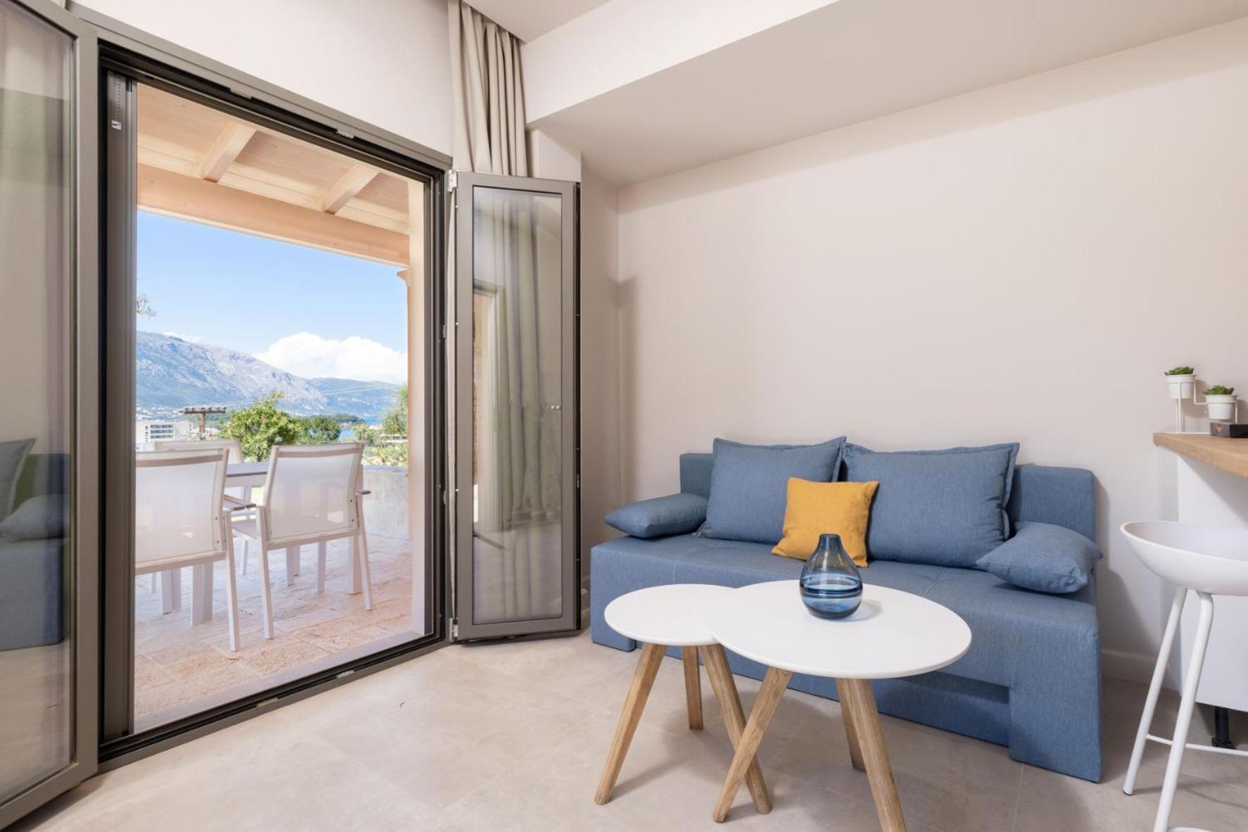 Queen Suite with Pool View - Photo 18