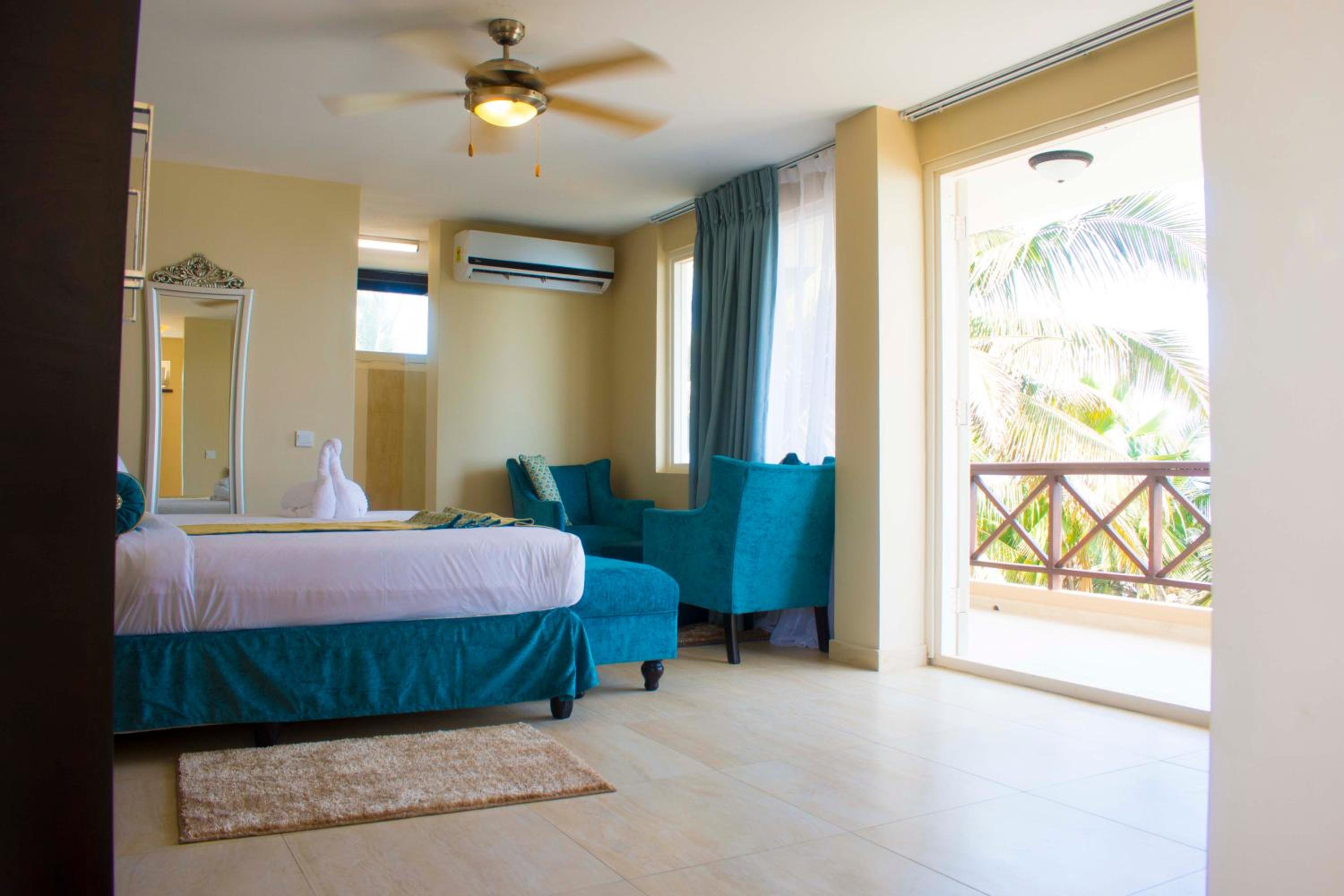 Classic King Room with Sea View - Photo 5