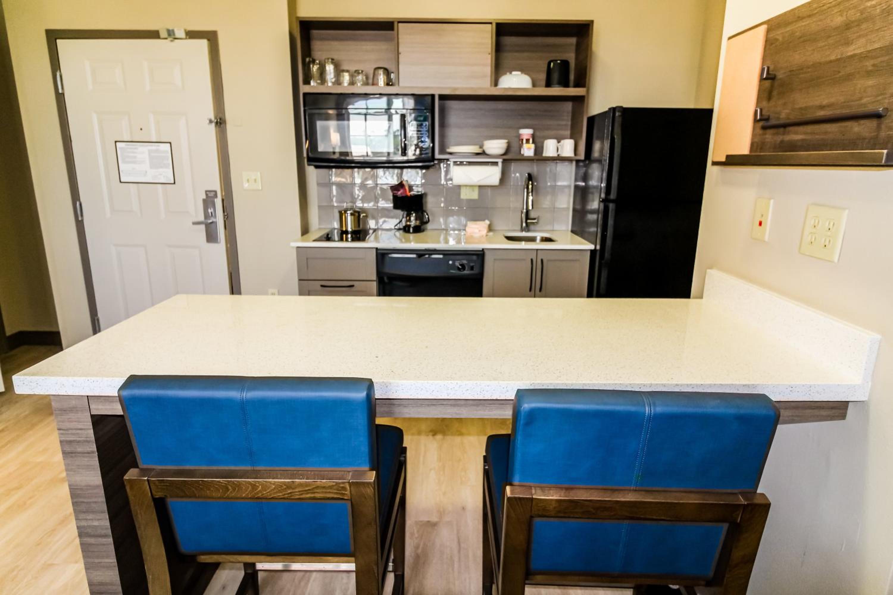 One Bedroom Suite with One Queen Bed photo 2