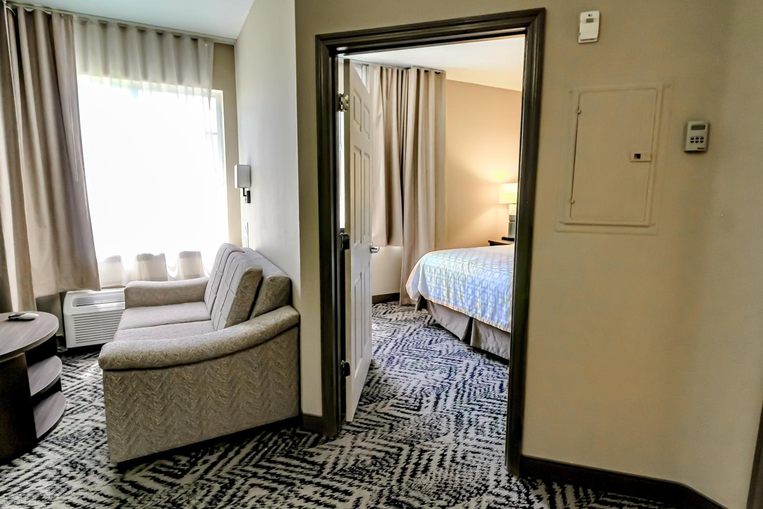 One Bedroom Suite with One Queen Bed photo 1