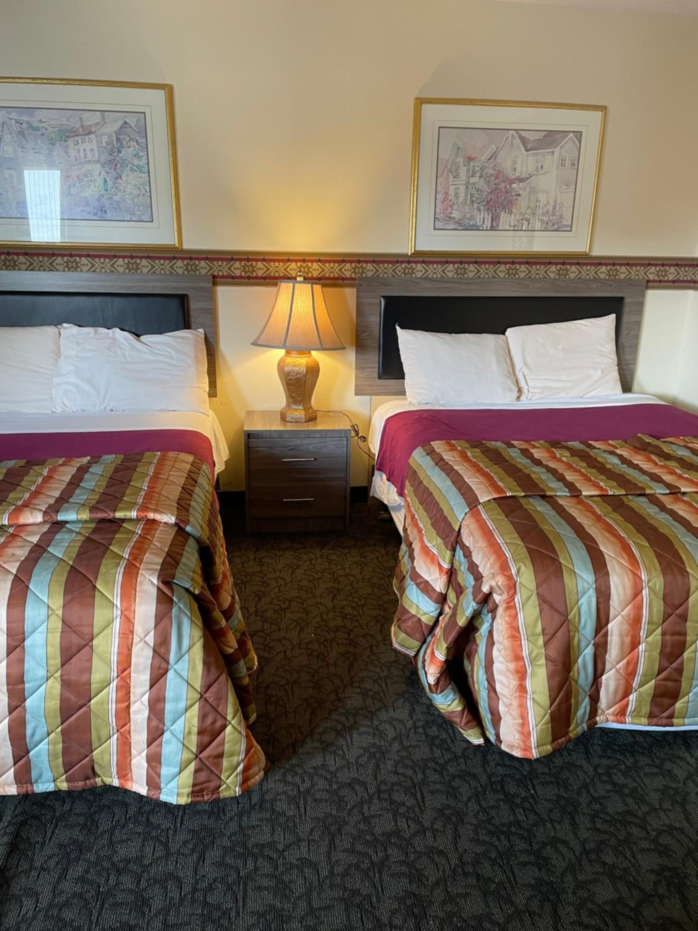 Standard Queen Room with Two Queen Beds - Photo 7
