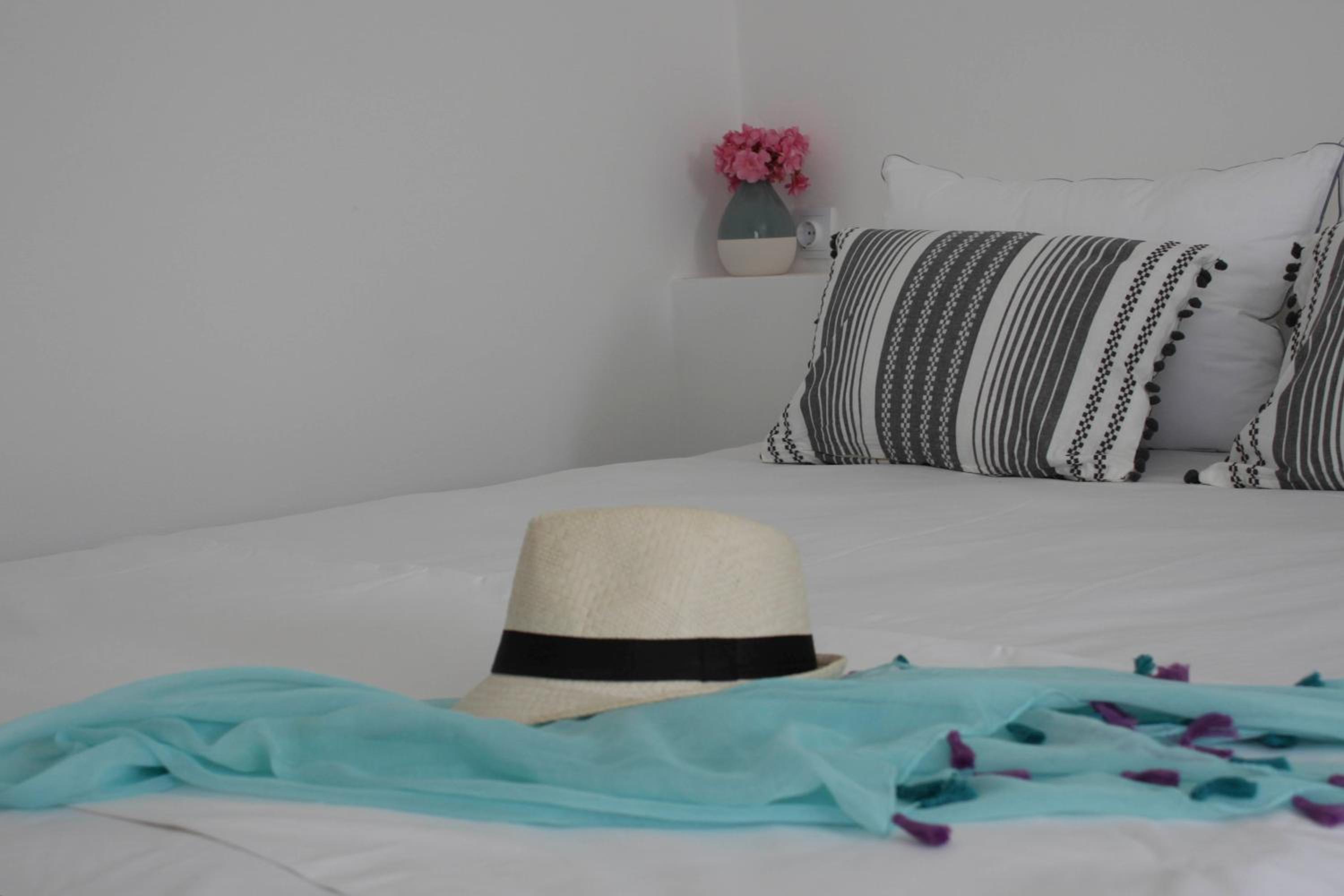 Double Room with Side Sea View - Photo 2