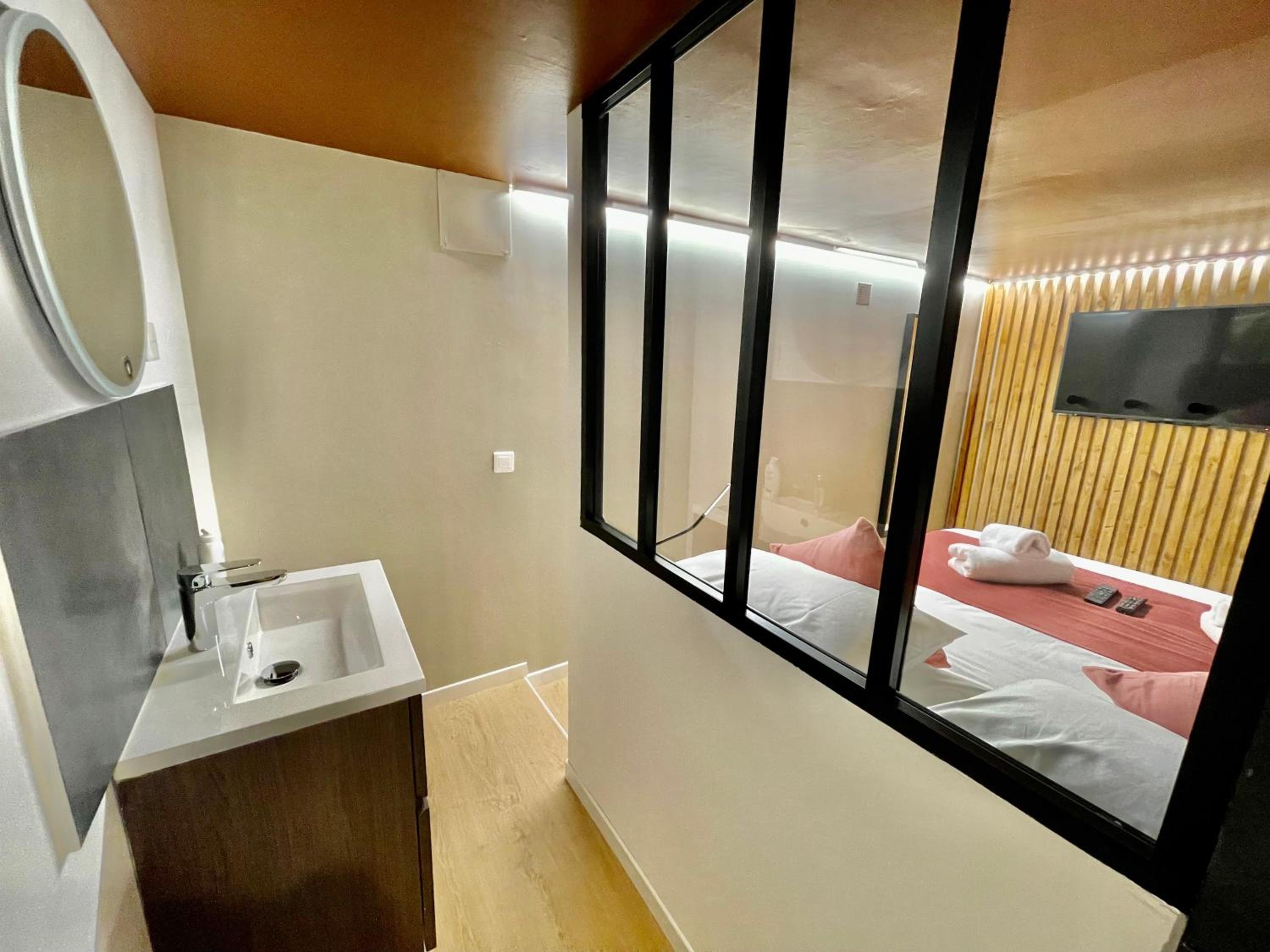 One-Bedroom Apartment - Photo 3