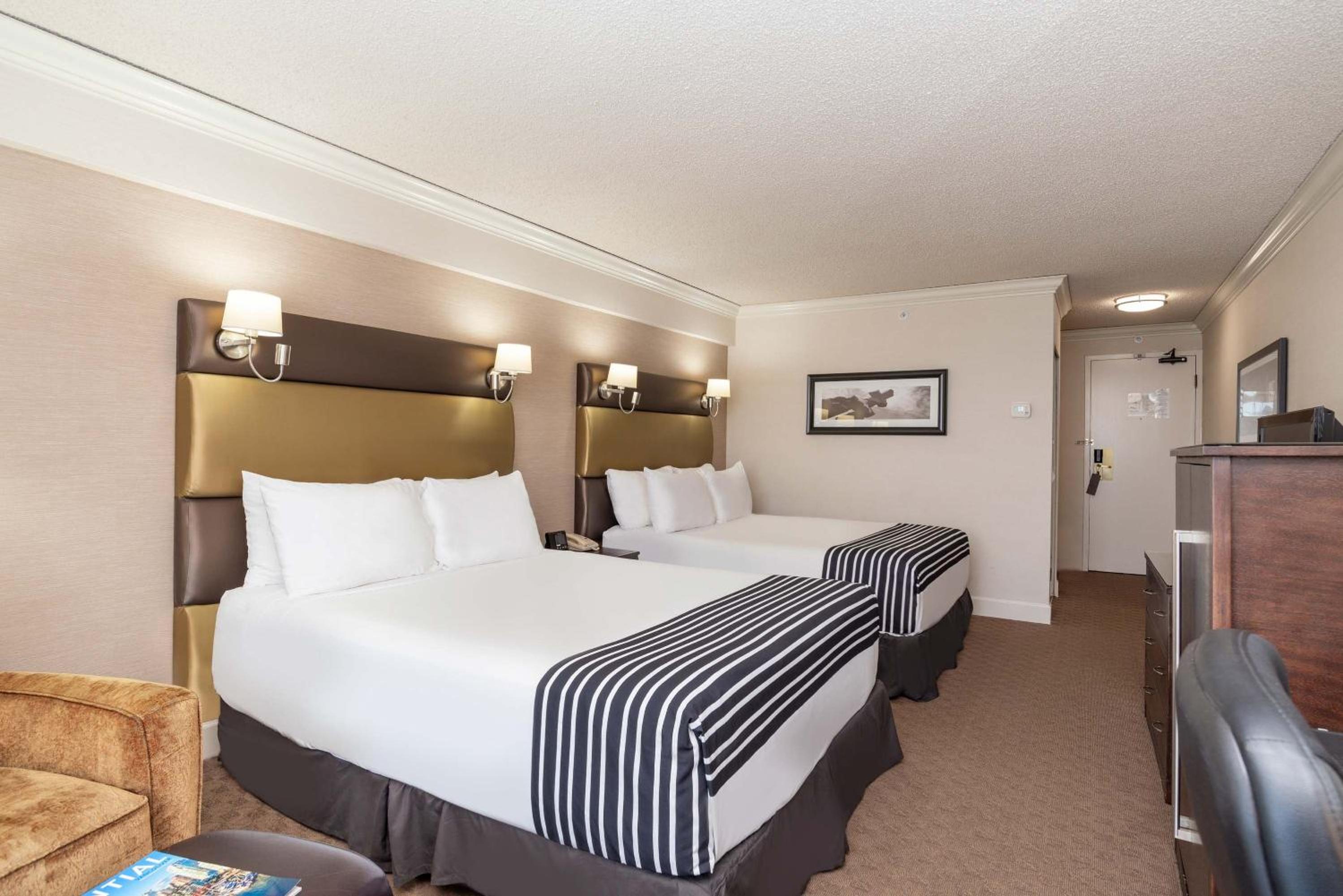 Standard Room, 2 Queen Beds, Columbia Tower - Photo 3
