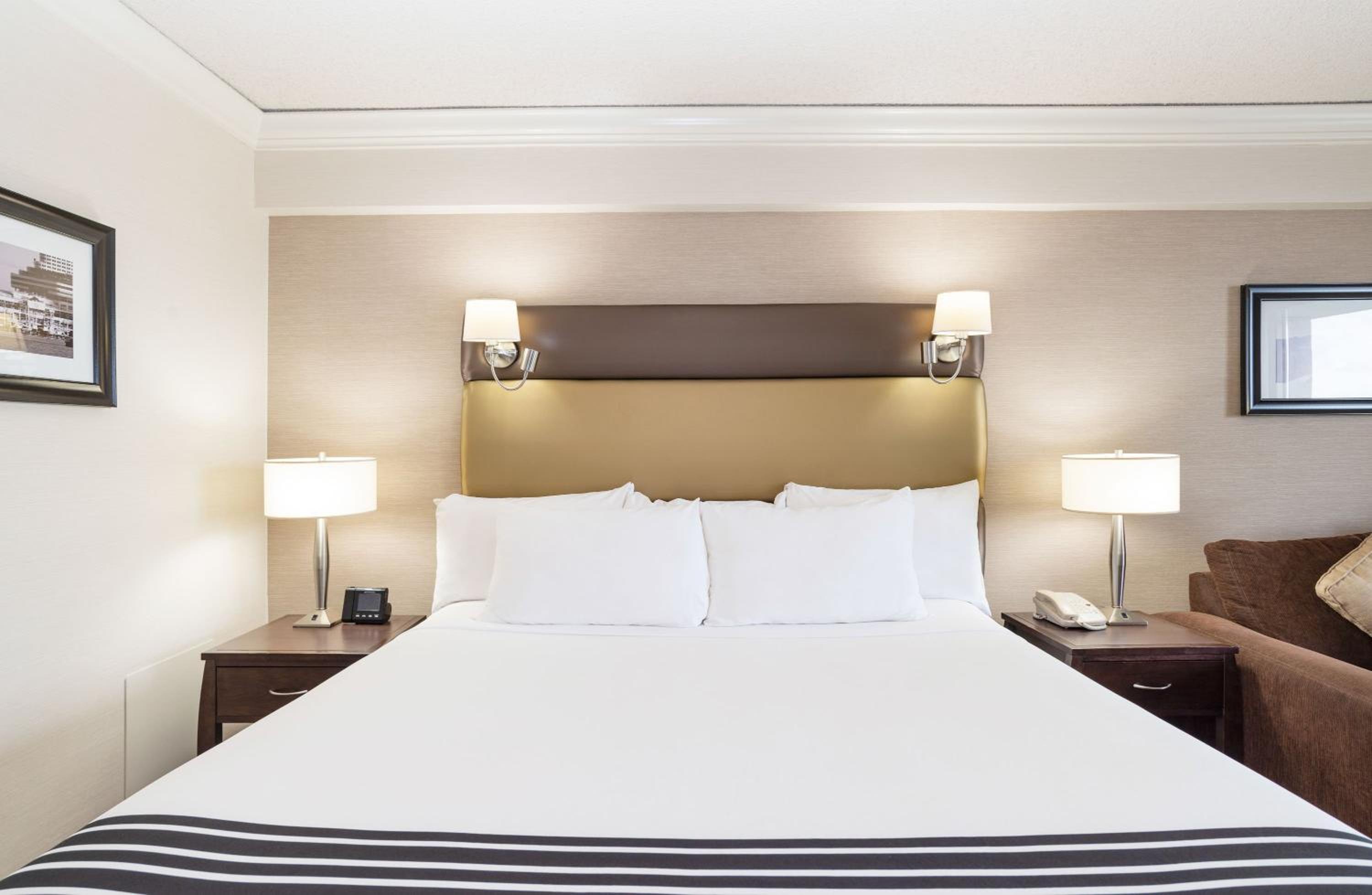 Standard Room, 1 King Bed, Sofa Bed, Columbia Tower - Photo 3