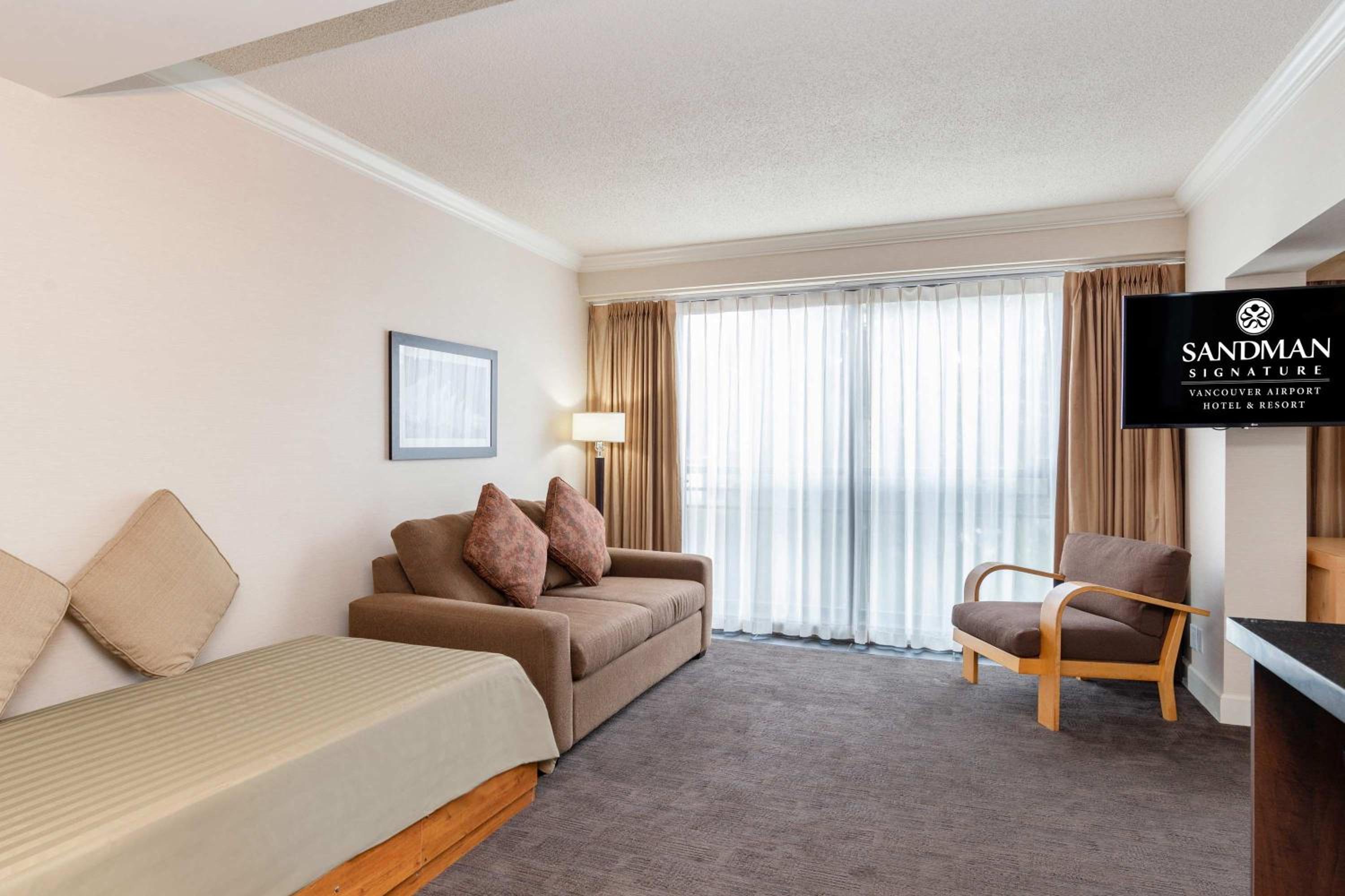 Studio Suite, 1 King Bed, Single Bed, Sofa Bed, Kitchenette - Photo 4