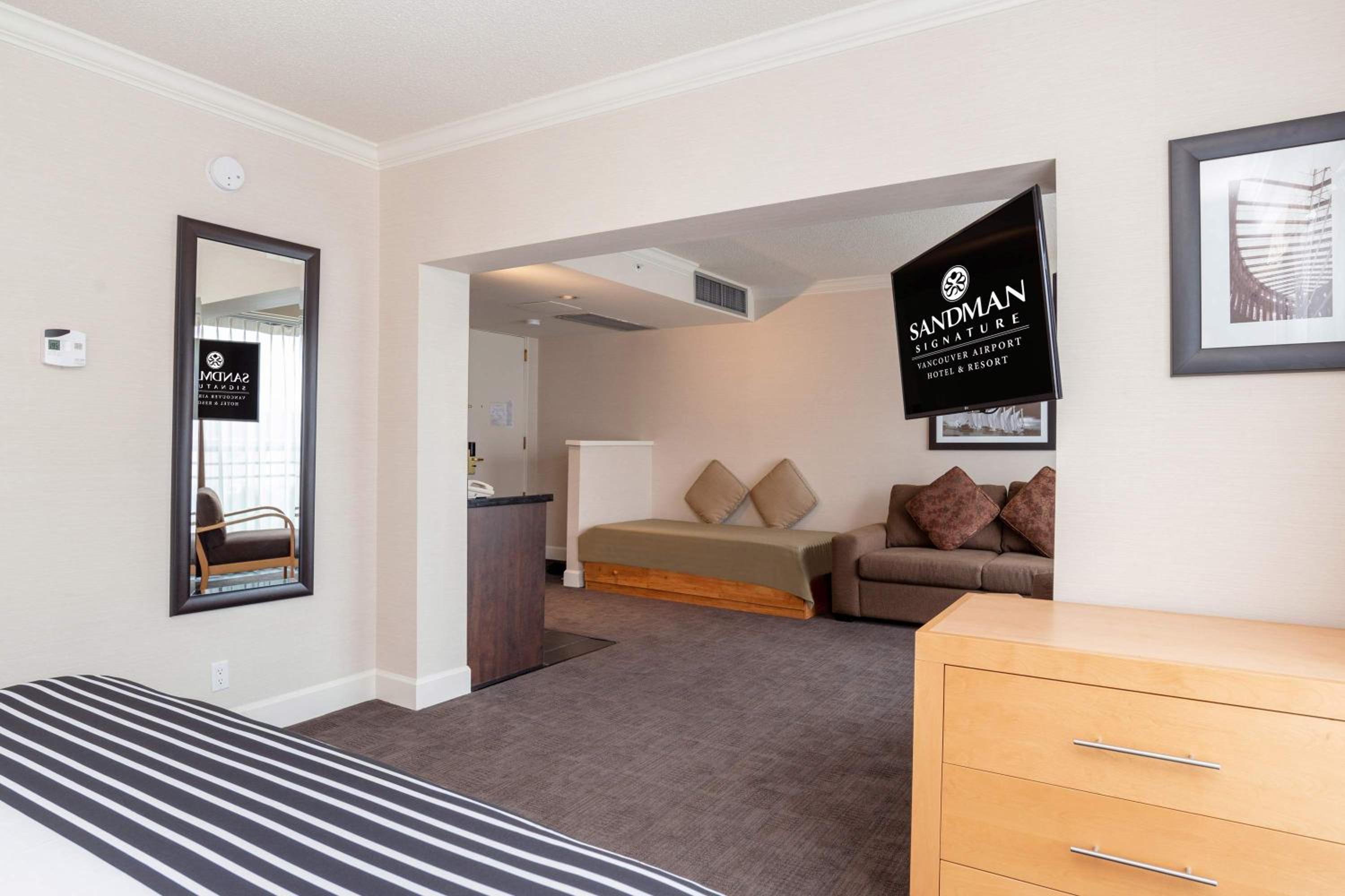 Studio Suite, 1 King Bed, Single Bed, Sofa Bed, Kitchenette - Photo 3