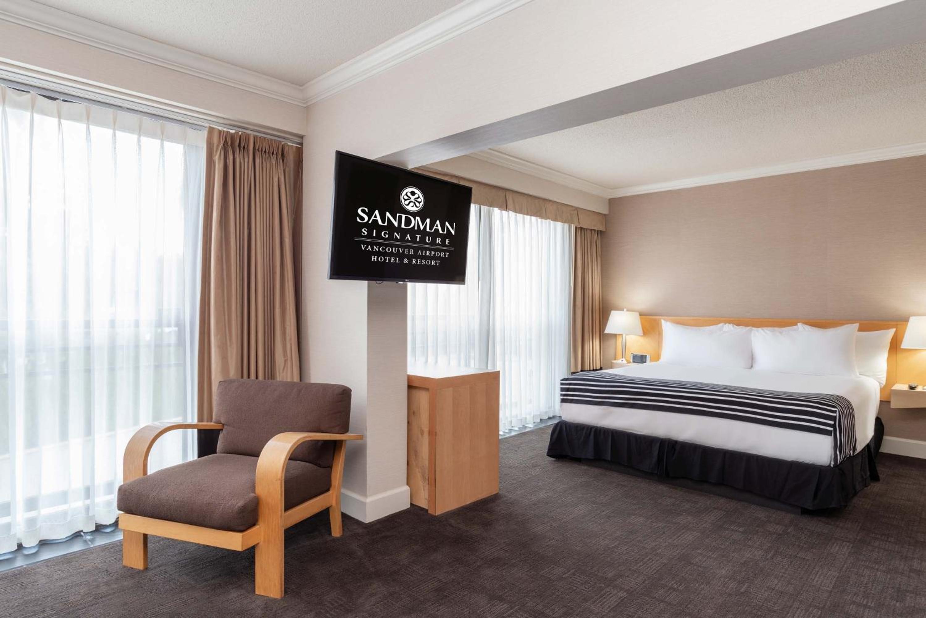 Studio Suite, 1 King Bed, Single Bed, Sofa Bed, Kitchenette - Photo 1