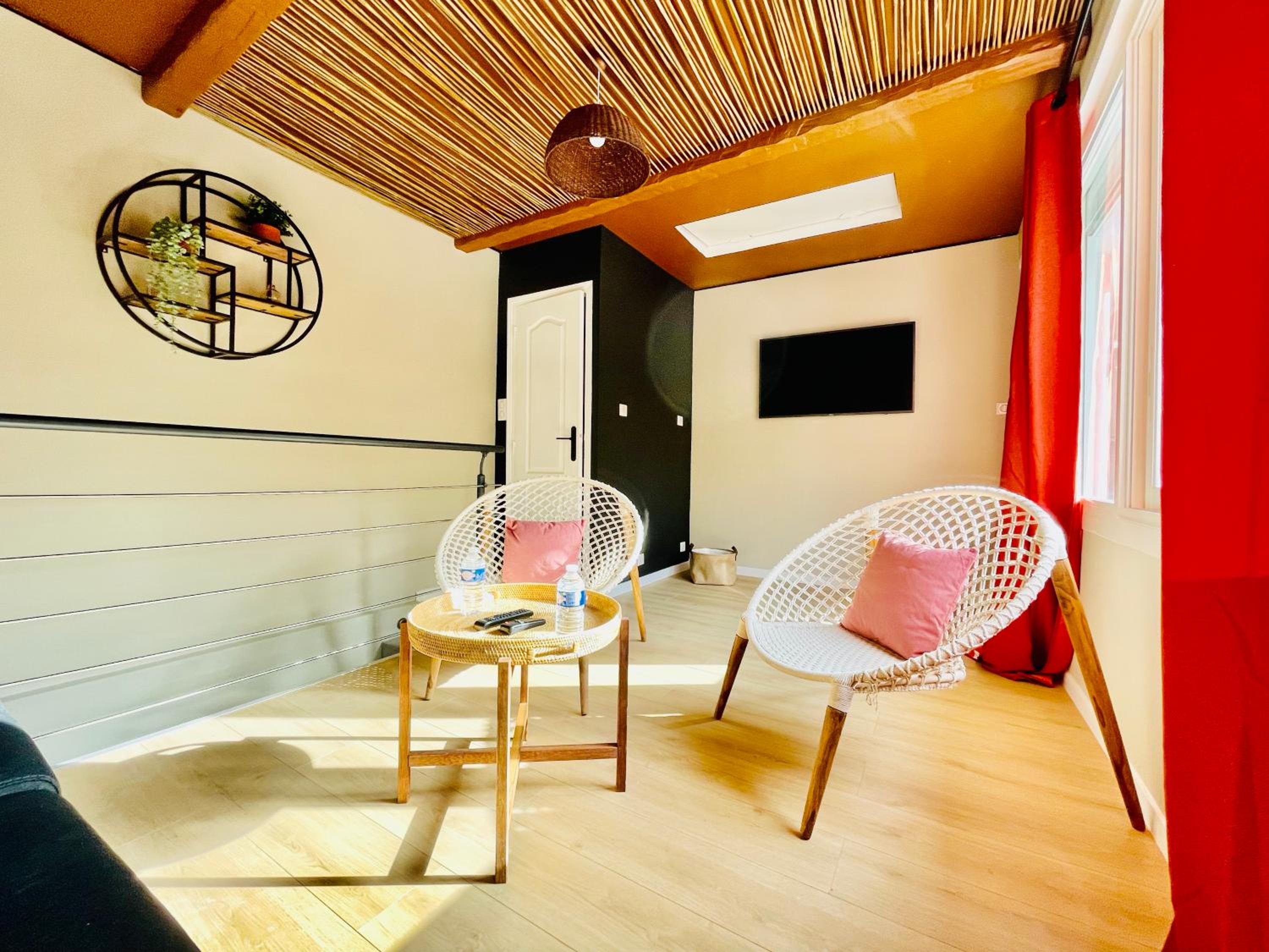One-Bedroom Apartment - Photo 6
