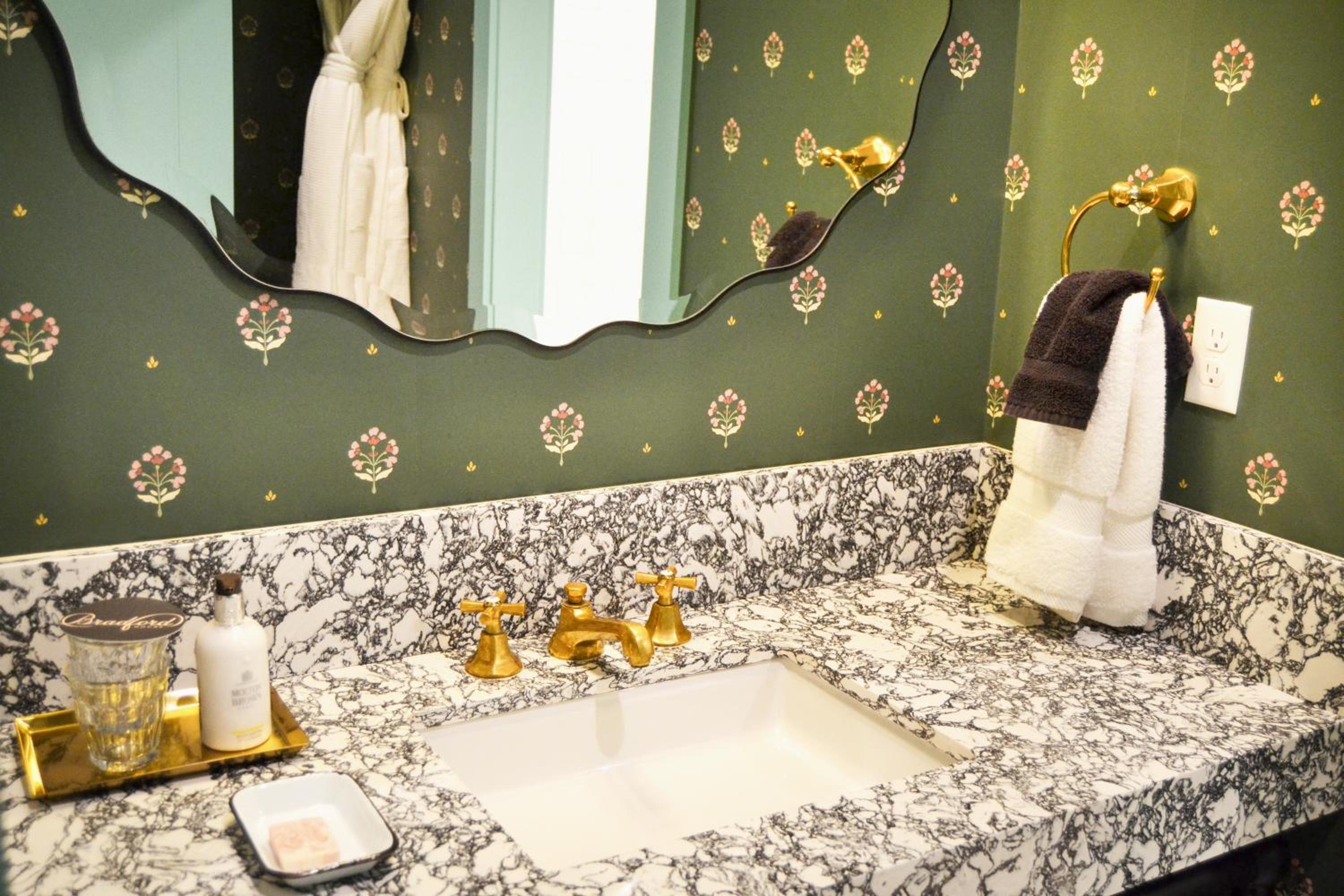 Deluxe Queen Room - Photo 8