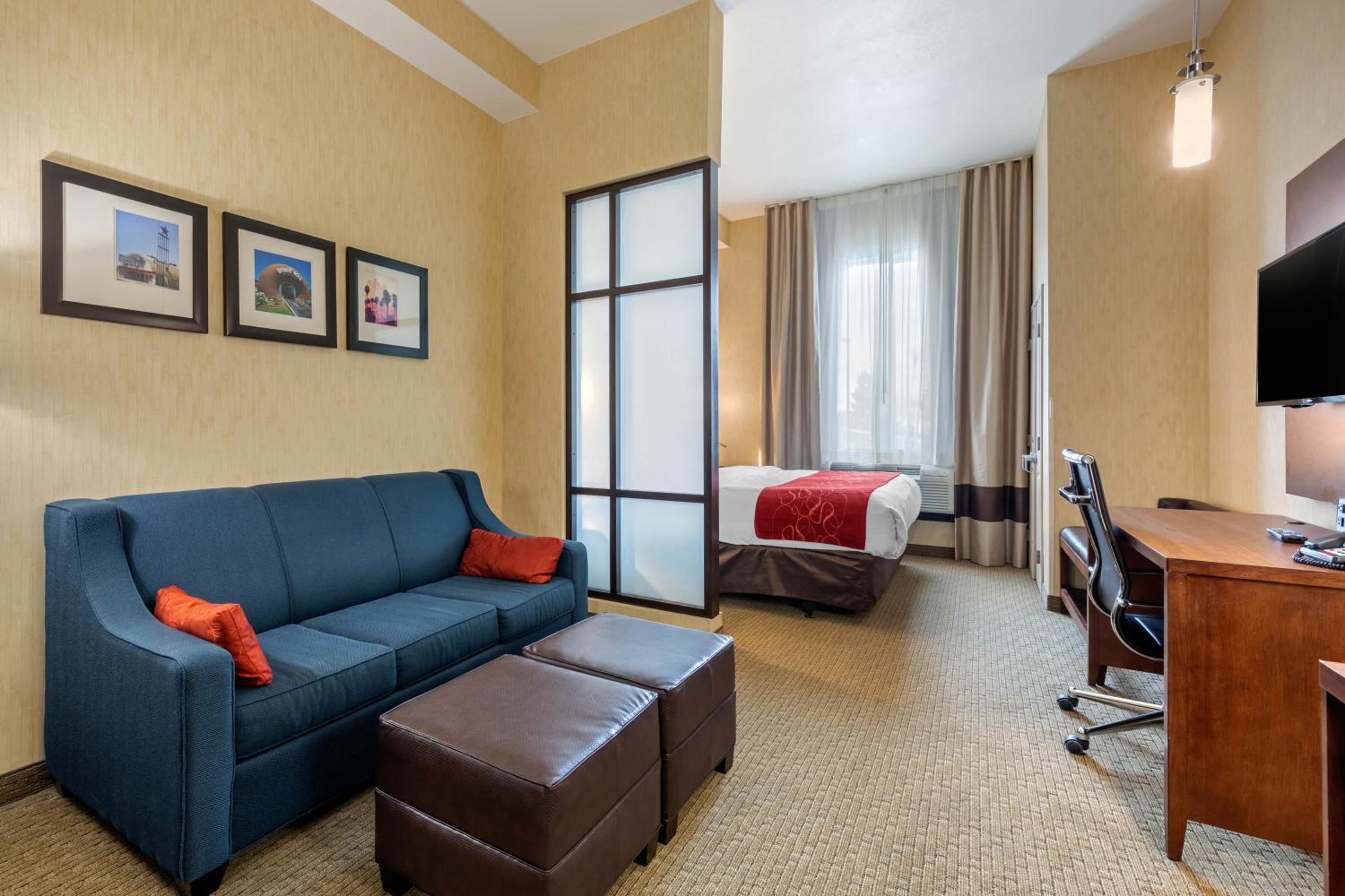Suite, 1 King Bed with Sofa Bed, Non Smoking - Photo 4