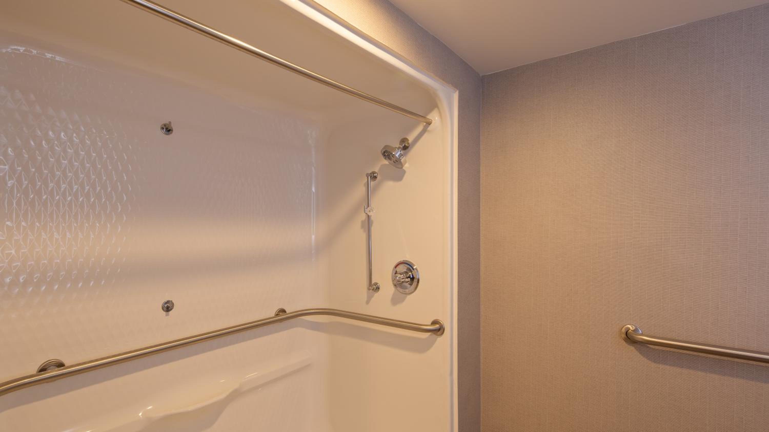 Queen Room with Two Queen Beds and Walk-In Shower - Disability Access/Non-Smoking - Photo 2