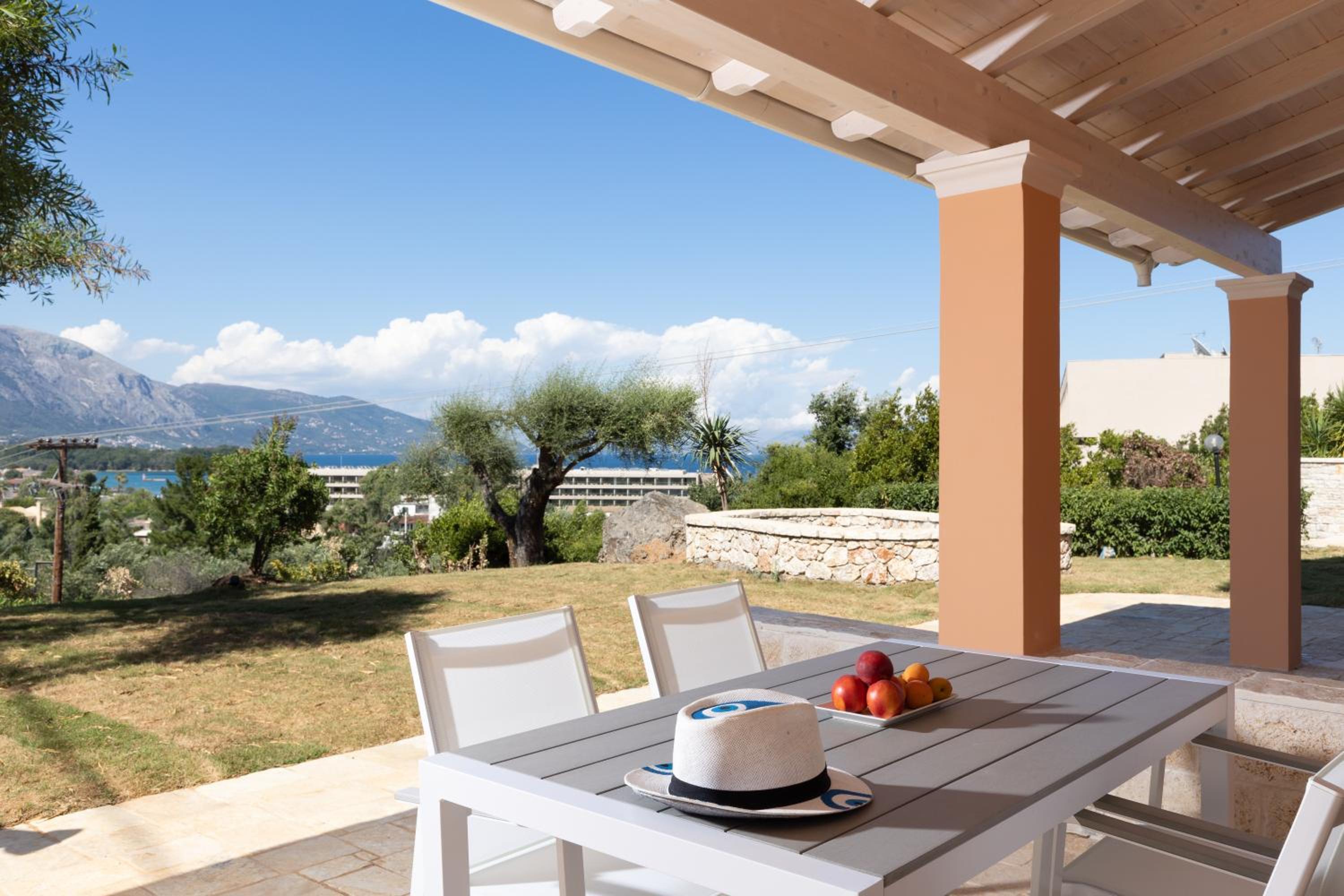 Queen Suite with Pool View - Photo 14