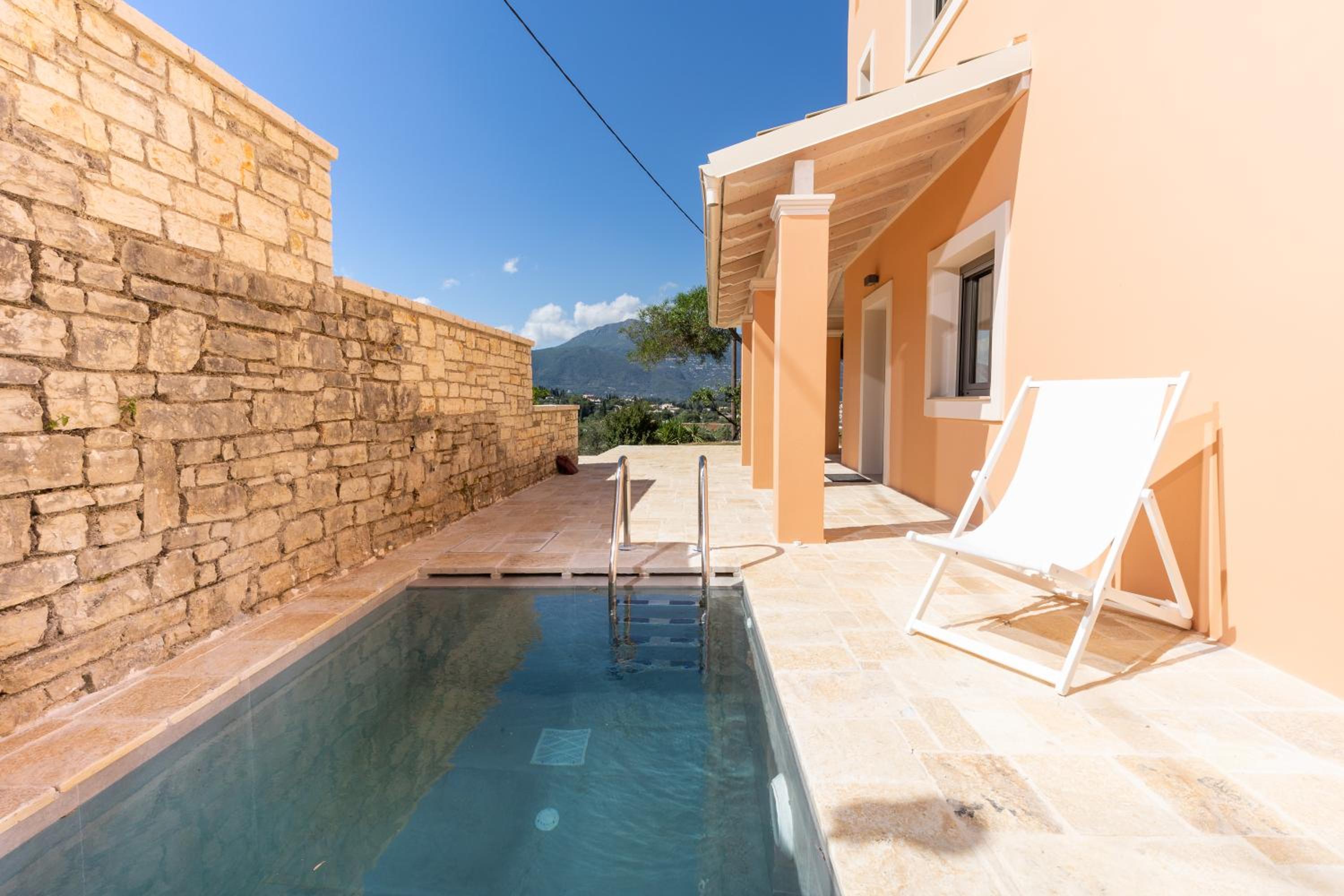 Queen Suite with Pool View - Photo 13