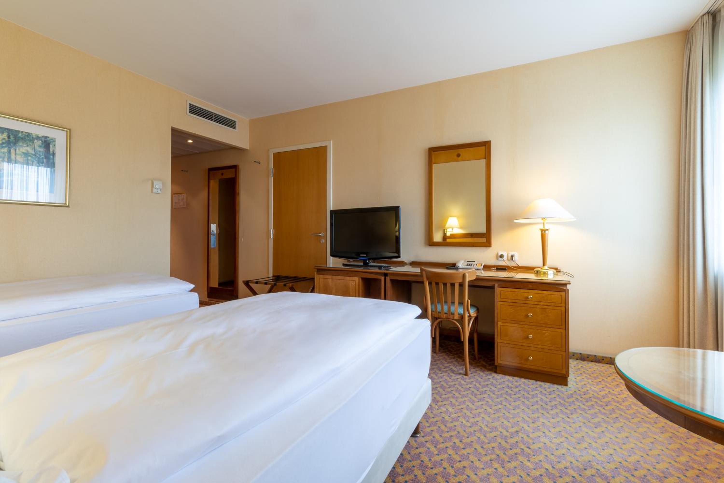 Standard Twin Room - Photo 7