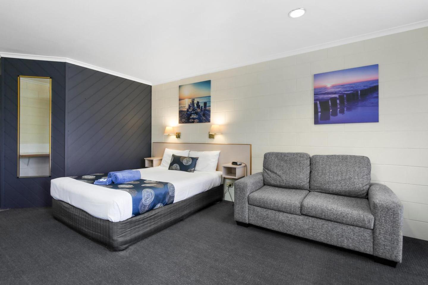 Deluxe Queen Suite photo 2