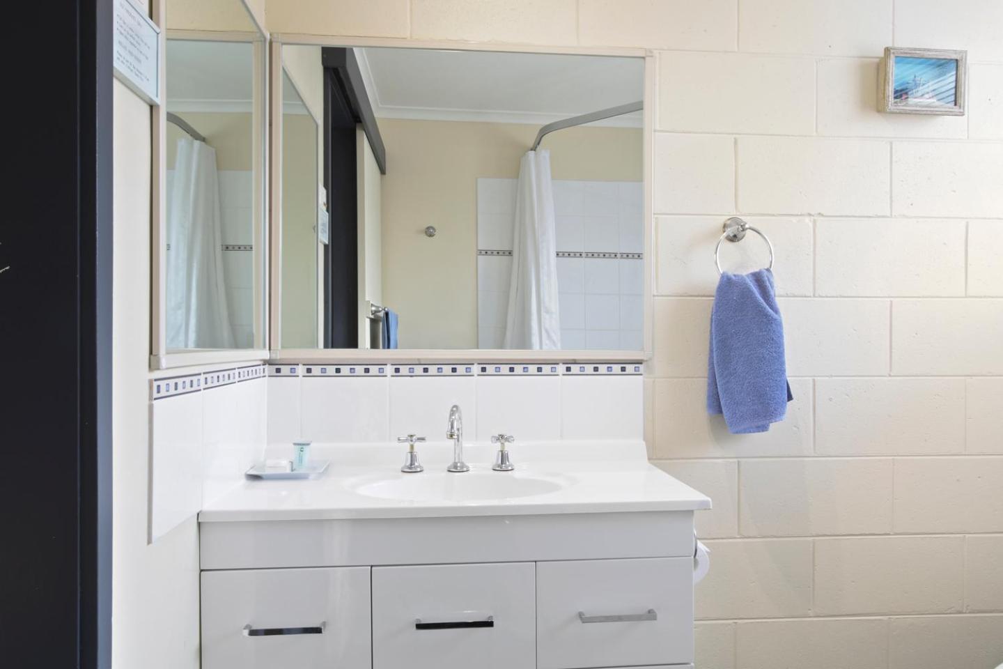 Deluxe Queen Suite with Spa Bath photo 3
