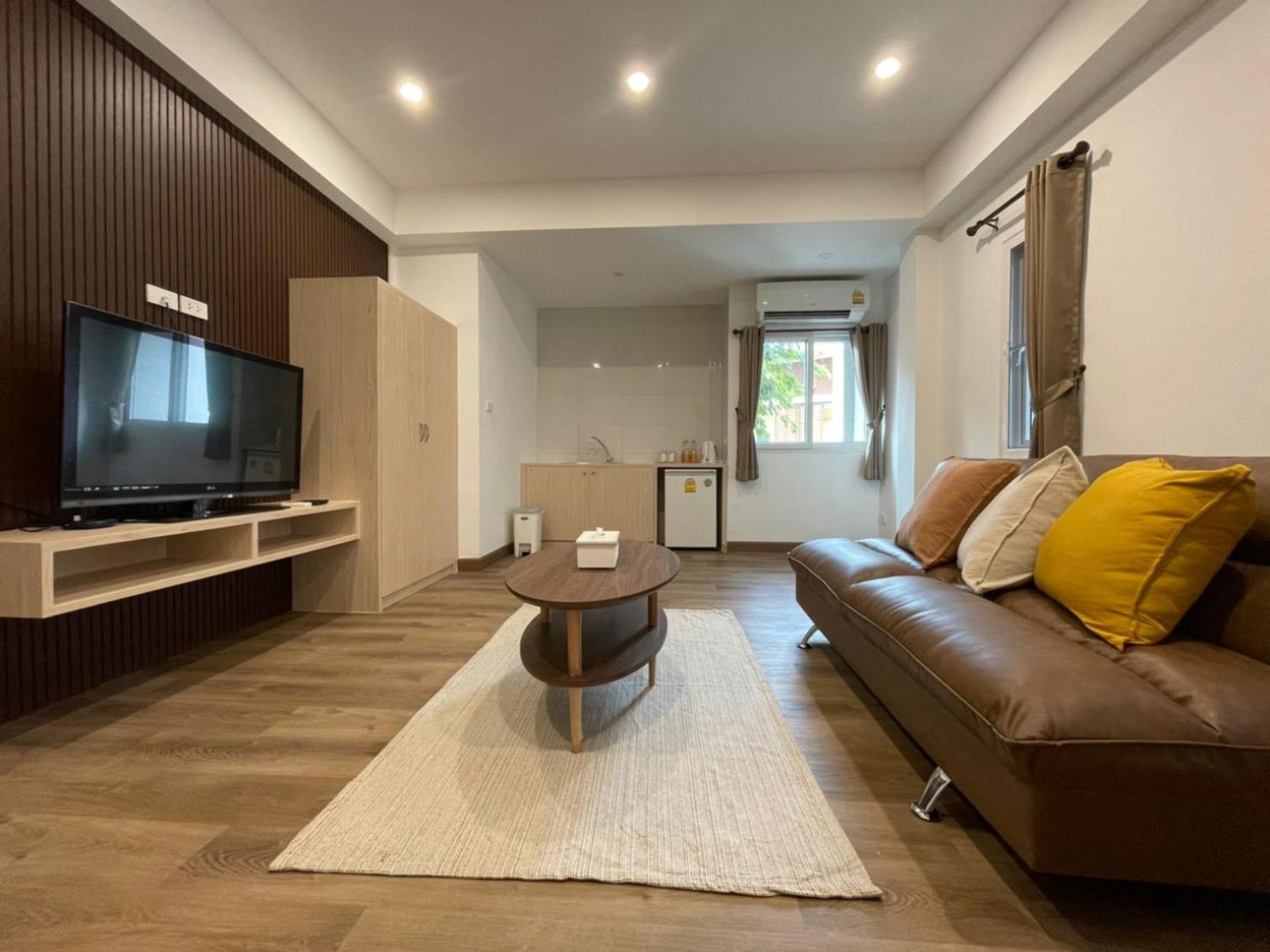 Superior Family Room - Photo 4
