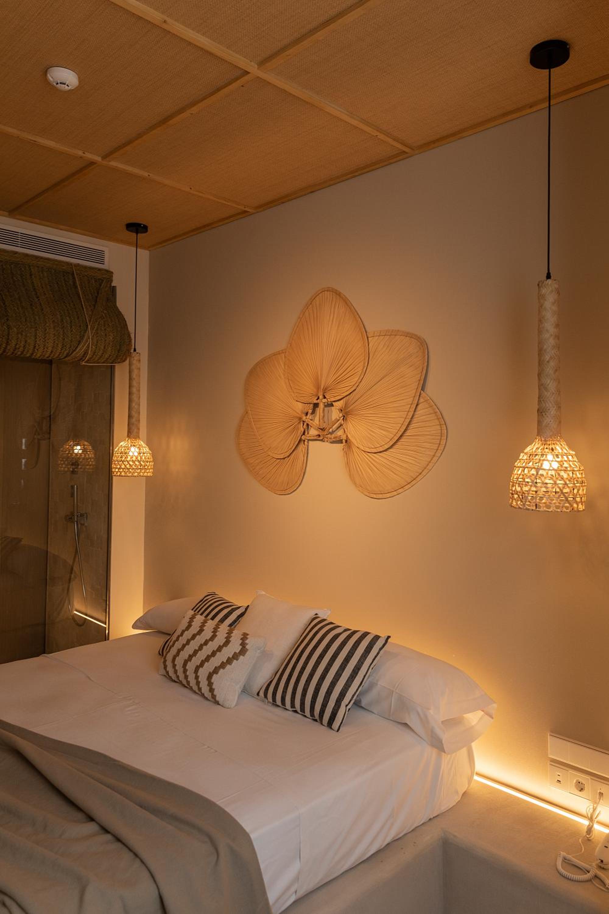 Superior Double Room with City View - Photo 8