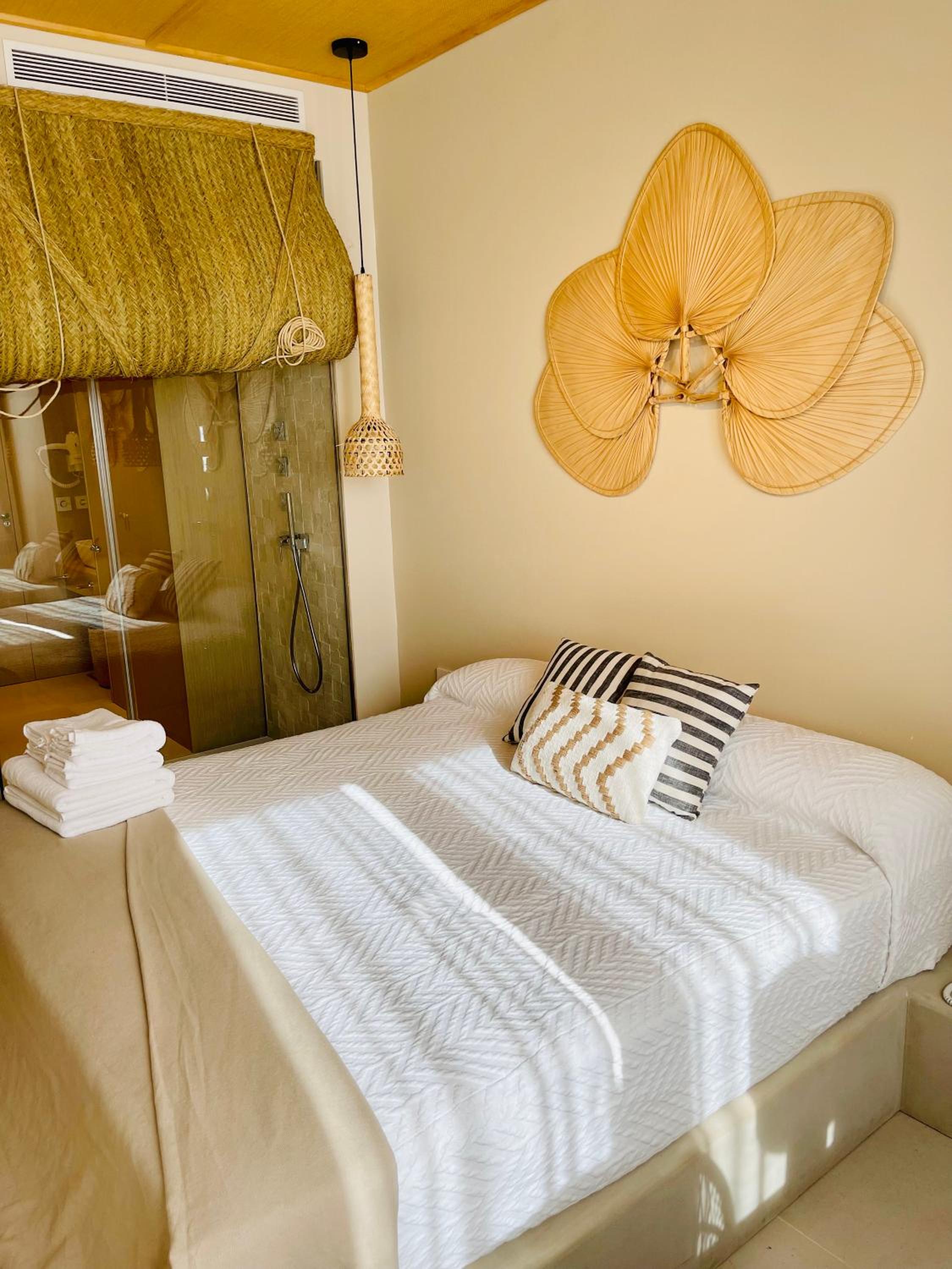 Superior Double Room with City View - Photo 9